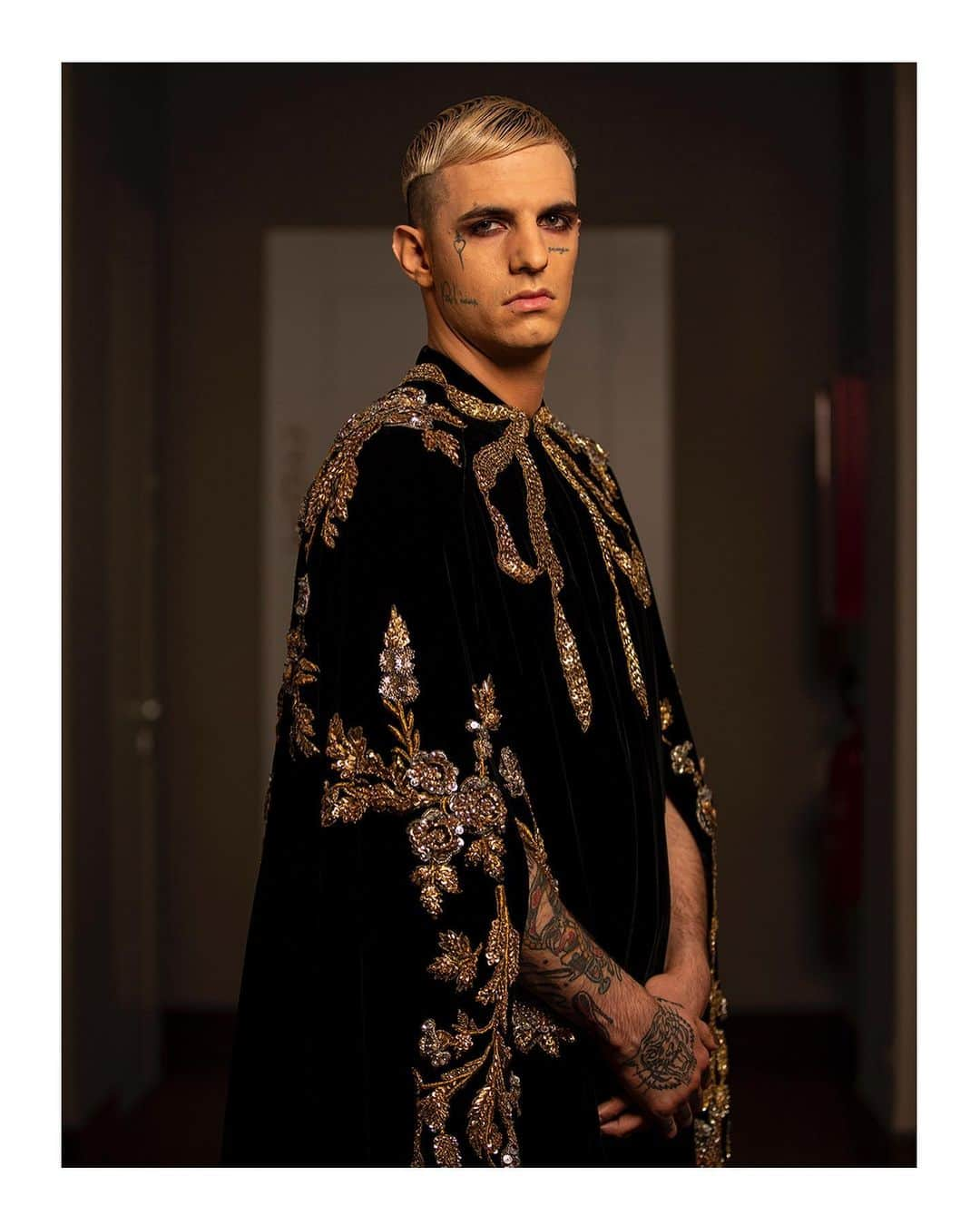 グッチさんのインスタグラム写真 - (グッチInstagram)「Captured on stage and behind-the-scenes at the 70th annual @Sanremorai Music Festival in Sanremo, Italy, #AchilleLauro @achilleidol wore a custom #Gucci velvet cape with floral sequin details over an embroidered mesh bodysuit with matching shorts designed by @alessandro_michele. Performing his new single ‘Me ne frego’—which translates to ‘I don’t care’—the singer interpreted a fresco by Giotto representing Saint Francis of Assisi, an Italian friar who in the 13th century devoted his life to charity. #AlessandroMichele #Sanremo2020 Behind the scenes photos: @obe_cocvcolv」2月5日 20時55分 - gucci