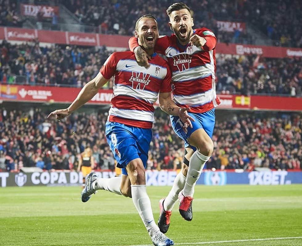 アルバロ・バディージョのインスタグラム：「Este equipo no tiene techo. Seguimos haciendo historia junto a vosotros. Gracias Granada,seguimos!!! 🔴⚪️ #GranadaValencia #Asemis #Copa #Eternalucha」
