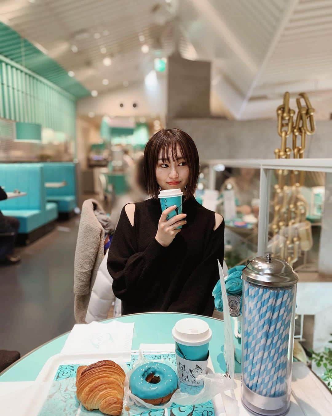 舞雛かのんさんのインスタグラム写真 - (舞雛かのんInstagram)「☕️♡ cafe date. . ｢Tiffany Blue Box Cafe｣. 映画で見て憧れた、 リアル"ティファニーで朝食を" 体験出来て嬉しすぎました‪‪‪‪❤︎‬. . れみが上手に撮ってくれたの📸. ありがとう‪‪❤︎‬. . #tiffanybluebox  #憧れの #ティファニーで朝食を」2月5日 21時05分 - mizho_601