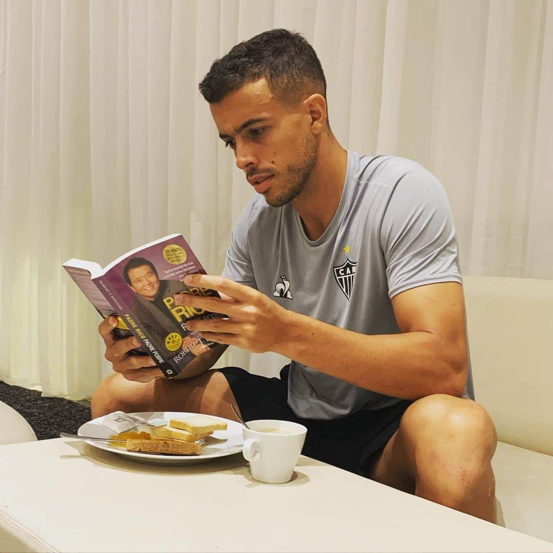 フランコ・ディ・サントのインスタグラム：「Siempre es un gran día para aprender algo nuevo !!! ❤️🙏⚽️📚 Foto: el Paragua @ramon_martinez96 😂😂」