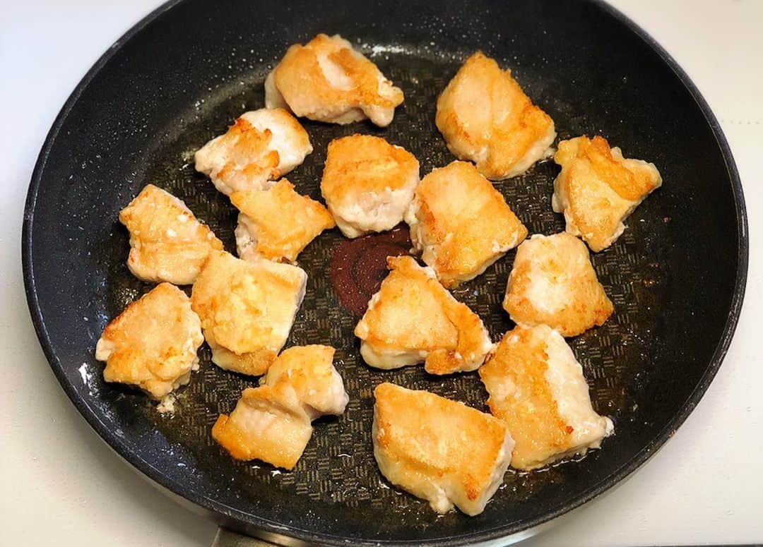 Mizuki【料理ブロガー・簡単レシピ】さんのインスタグラム写真 - (Mizuki【料理ブロガー・簡単レシピ】Instagram)「・﻿ 【レシピ】ーーーーーーーーーーー﻿ ♡鶏むね肉のおろし玉ねぎソース♡﻿ ーーーーーーーーーーーーーーーー﻿ ﻿ ﻿ おはようございます(*^^*)﻿ ﻿ 今日ご紹介させていただくのは﻿ 鶏むね肉の節約レシピ♩﻿ フライパンでささっと焼いて﻿ おろし玉ねぎ入りのソースを﻿ 合わせました(*´艸`)﻿ かたくなりがちな鶏むね肉が﻿ しっとり柔らかく仕上がりますよ〜♡﻿ ﻿ (ちなみにこのソース﻿ 万能でとってもおすすめ！﻿ #ハンバーグ や #ポークソテー﻿ #ステーキ のソースにもなります♩)﻿ ﻿ とっても簡単にできるので﻿ よかったらお試し下さいね(*^^*)﻿ ﻿ ﻿ ﻿ ーーーーーーーーーーーーーーーーーー﻿ 【2人分】﻿ 鶏むね肉...1枚(250g)﻿ 塩こしょう...少々﻿ 薄力粉...適量﻿ 玉ねぎ...1/2個﻿ ●醤油...大2﻿ ●みりん...大1﻿ ●砂糖・酢...各小2﻿ ごま油...大1﻿ (あれば)大葉...適量﻿ ﻿ 1.玉ねぎはすりおろして●と混ぜ合わせておく(ソース)。鶏肉は全体をフォークで刺して1cm厚さの削ぎ切りにし、塩こしょうを振って薄力粉をまぶす。﻿ 2.フライパンにごま油を入れて中火で熱し、鶏肉を焼く。こんがりしたら裏返し、裏面も1分焼く。﻿ 3.1のソースを加え、弱めの中火で2分煮る。器に盛り、千切りにした大葉をトッピングする。﻿ ーーーーーーーーーーーーーーーーーー﻿ ﻿ ﻿ 《ポイント》﻿ ♦︎鶏むね肉をフォークで刺しておくと柔らかく仕上がります♩﻿ ﻿ ﻿ ﻿ ﻿ ＿＿＿＿＿＿＿＿＿＿＿＿＿＿＿＿＿﻿ ＿＿＿＿＿＿＿＿＿＿＿＿＿＿＿＿＿﻿ 🎀新刊発売中🎀﻿ 【#ホットケーキミックスのお菓子 】﻿ ﻿ 今回は一冊まるっとホケミスイーツ♩﻿ 普段のおやつから﻿ 特別な日にも使えるレシピを﻿ この一冊に詰め込みました(*^^*)﻿ ホットケーキミックスを使えば﻿ 簡単に本格的なお菓子が作れますよ♡﻿ バレンタインにもご活用下さいませ♩﻿ ﻿ 🔹ハイライトにリンクあります♩🔹﻿ ＿＿＿＿＿＿＿＿＿＿＿＿＿＿＿＿＿﻿ ＿＿＿＿＿＿＿＿＿＿＿＿＿＿＿＿＿﻿ ﻿ ﻿ ﻿ 【お知らせ】﻿ ストーリーズでは一日数回﻿ 別レシピをご紹介しております(*^^*)﻿ ＊コメントは最新の投稿に下さいますよう﻿ お願い致しますm(_ _)m﻿ ﻿ ﻿ ﻿ #ブログ更新しました﻿ ブログはプロフ画面のリンクよりご覧下さい↓﻿ @mizuki_31cafe﻿ 【Mizuki公式ラインブログ】﻿ https://lineblog.me/mizuki_official/﻿ ﻿ ﻿ ﻿ ﻿ #鶏むね肉#玉ねぎ#玉ねぎソース#コスパ﻿ #Mizuki#簡単レシピ#時短レシピ#節約レシピ#料理#レシピ#フーディーテーブル#おうちごはん#おうちカフェ#デリスタグラマー#料理好きな人と繋がりたい#料理ブロガー#おうちごはんlover#マカロニメイト#ブログ﻿ #foodpic#follow#cooking#recipe#lin_stagrammer#鶏むね肉のおろし玉ねぎソースm」2月6日 7時54分 - mizuki_31cafe