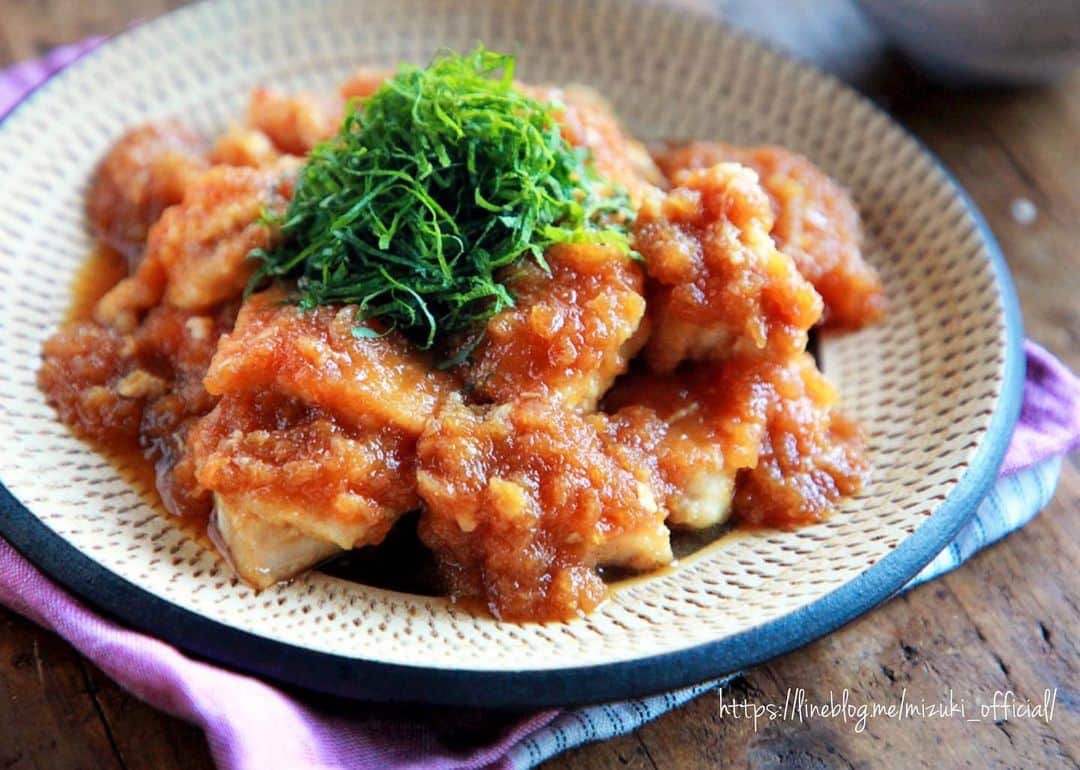 Mizuki【料理ブロガー・簡単レシピ】さんのインスタグラム写真 - (Mizuki【料理ブロガー・簡単レシピ】Instagram)「・﻿ 【レシピ】ーーーーーーーーーーー﻿ ♡鶏むね肉のおろし玉ねぎソース♡﻿ ーーーーーーーーーーーーーーーー﻿ ﻿ ﻿ おはようございます(*^^*)﻿ ﻿ 今日ご紹介させていただくのは﻿ 鶏むね肉の節約レシピ♩﻿ フライパンでささっと焼いて﻿ おろし玉ねぎ入りのソースを﻿ 合わせました(*´艸`)﻿ かたくなりがちな鶏むね肉が﻿ しっとり柔らかく仕上がりますよ〜♡﻿ ﻿ (ちなみにこのソース﻿ 万能でとってもおすすめ！﻿ #ハンバーグ や #ポークソテー﻿ #ステーキ のソースにもなります♩)﻿ ﻿ とっても簡単にできるので﻿ よかったらお試し下さいね(*^^*)﻿ ﻿ ﻿ ﻿ ーーーーーーーーーーーーーーーーーー﻿ 【2人分】﻿ 鶏むね肉...1枚(250g)﻿ 塩こしょう...少々﻿ 薄力粉...適量﻿ 玉ねぎ...1/2個﻿ ●醤油...大2﻿ ●みりん...大1﻿ ●砂糖・酢...各小2﻿ ごま油...大1﻿ (あれば)大葉...適量﻿ ﻿ 1.玉ねぎはすりおろして●と混ぜ合わせておく(ソース)。鶏肉は全体をフォークで刺して1cm厚さの削ぎ切りにし、塩こしょうを振って薄力粉をまぶす。﻿ 2.フライパンにごま油を入れて中火で熱し、鶏肉を焼く。こんがりしたら裏返し、裏面も1分焼く。﻿ 3.1のソースを加え、弱めの中火で2分煮る。器に盛り、千切りにした大葉をトッピングする。﻿ ーーーーーーーーーーーーーーーーーー﻿ ﻿ ﻿ 《ポイント》﻿ ♦︎鶏むね肉をフォークで刺しておくと柔らかく仕上がります♩﻿ ﻿ ﻿ ﻿ ﻿ ＿＿＿＿＿＿＿＿＿＿＿＿＿＿＿＿＿﻿ ＿＿＿＿＿＿＿＿＿＿＿＿＿＿＿＿＿﻿ 🎀新刊発売中🎀﻿ 【#ホットケーキミックスのお菓子 】﻿ ﻿ 今回は一冊まるっとホケミスイーツ♩﻿ 普段のおやつから﻿ 特別な日にも使えるレシピを﻿ この一冊に詰め込みました(*^^*)﻿ ホットケーキミックスを使えば﻿ 簡単に本格的なお菓子が作れますよ♡﻿ バレンタインにもご活用下さいませ♩﻿ ﻿ 🔹ハイライトにリンクあります♩🔹﻿ ＿＿＿＿＿＿＿＿＿＿＿＿＿＿＿＿＿﻿ ＿＿＿＿＿＿＿＿＿＿＿＿＿＿＿＿＿﻿ ﻿ ﻿ ﻿ 【お知らせ】﻿ ストーリーズでは一日数回﻿ 別レシピをご紹介しております(*^^*)﻿ ＊コメントは最新の投稿に下さいますよう﻿ お願い致しますm(_ _)m﻿ ﻿ ﻿ ﻿ #ブログ更新しました﻿ ブログはプロフ画面のリンクよりご覧下さい↓﻿ @mizuki_31cafe﻿ 【Mizuki公式ラインブログ】﻿ https://lineblog.me/mizuki_official/﻿ ﻿ ﻿ ﻿ ﻿ #鶏むね肉#玉ねぎ#玉ねぎソース#コスパ﻿ #Mizuki#簡単レシピ#時短レシピ#節約レシピ#料理#レシピ#フーディーテーブル#おうちごはん#おうちカフェ#デリスタグラマー#料理好きな人と繋がりたい#料理ブロガー#おうちごはんlover#マカロニメイト#ブログ﻿ #foodpic#follow#cooking#recipe#lin_stagrammer#鶏むね肉のおろし玉ねぎソースm」2月6日 7時54分 - mizuki_31cafe