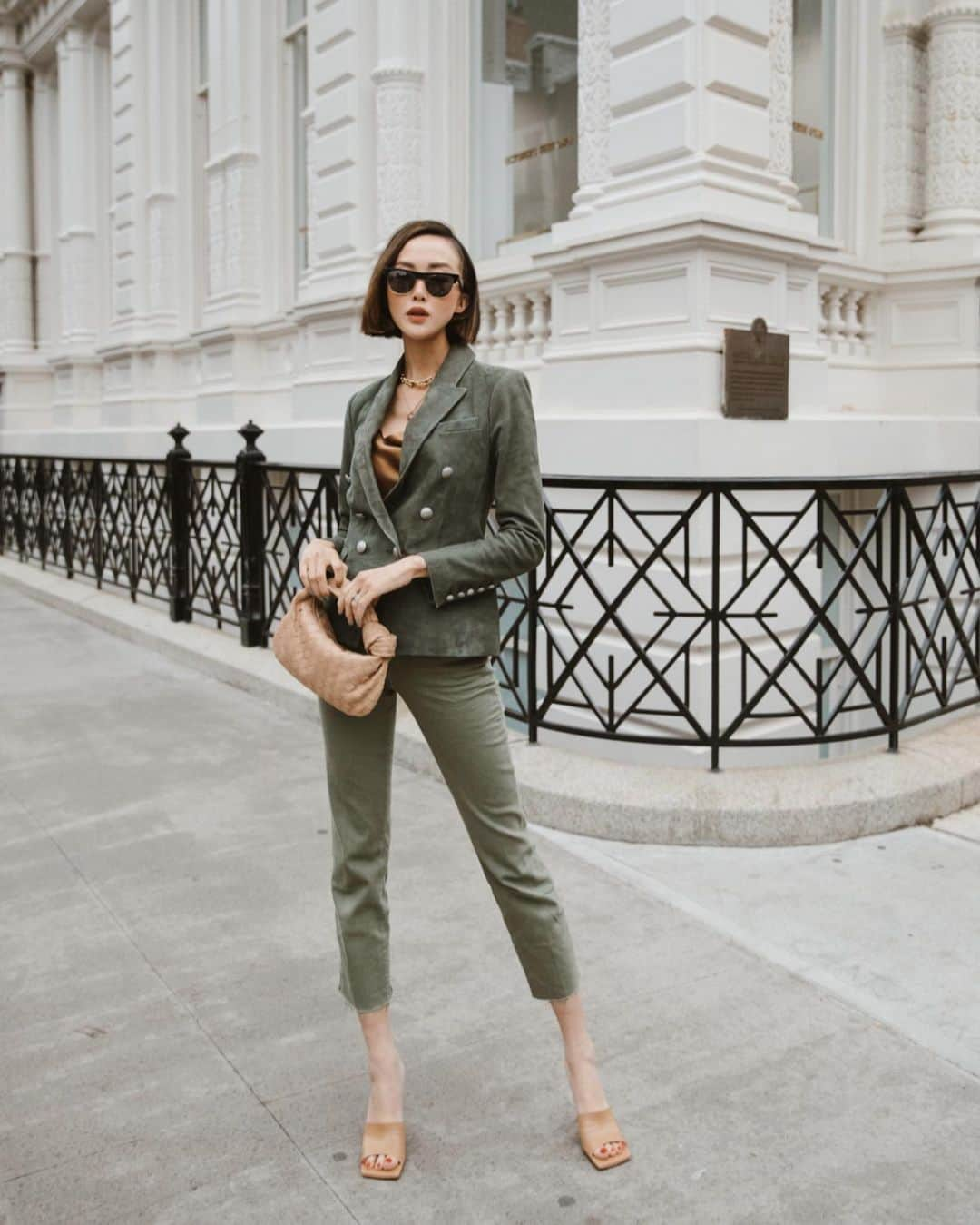 クリッセル・リムさんのインスタグラム写真 - (クリッセル・リムInstagram)「Hellllllo NY! Straight off a red eye flight to the @lagencefashion presentation. A little tired but these fitted jeans and structured blazer instantly makes me look polished and ready for business 👌🏻#ladieswholagence #ad」2月6日 6時29分 - chrisellelim