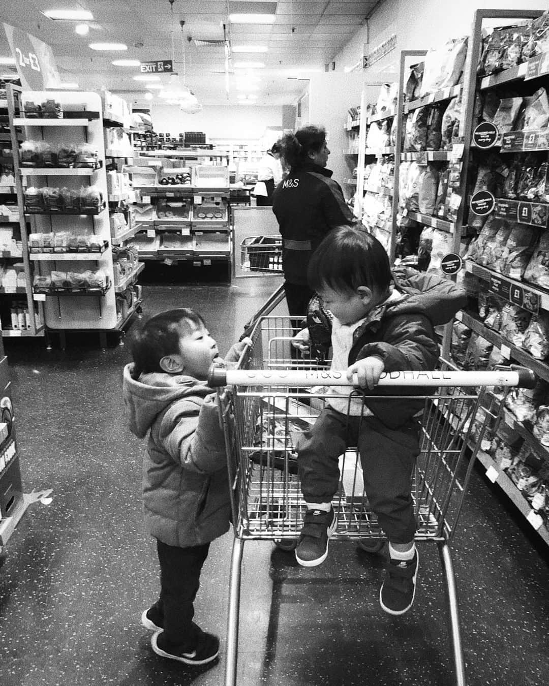 小山田早織さんのインスタグラム写真 - (小山田早織Instagram)「姉が住むロンドンに来ています🇬🇧﻿ ﻿ 子供が産まれてから初めて来るロンドンは﻿ 以前と遊びに行く場所も全く変わって新しい﻿ 発見がたくさんあります🌱﻿ ﻿ ２歳差のベビ男と甥っ子のやり取りを見ながら﻿ ゆったりとした時間を過ごしています🐥🐥﻿ ﻿ ﻿ 3、4枚目✈︎✈︎﻿ ロイヤル エア フォースミュージアム🛩﻿ 無料なのにかなりの見応えで﻿ 大人も子供も一緒にたのしめました✨﻿ ﻿ 5、6枚目✈︎✈︎✈︎﻿ THE ORANGE THREE🍷﻿ 姉に連れて行ってもらったパブレストラン🍴﻿ 車がないと行きづらい場所ですが、雰囲気は﻿ 最高&ハイチェアもあったのでおススメです👵🏻﻿ ﻿ ﻿ #London﻿ #royalairforcemuseum  #theorangetree  #子連れロンドン」2月6日 6時36分 - saorioyamada