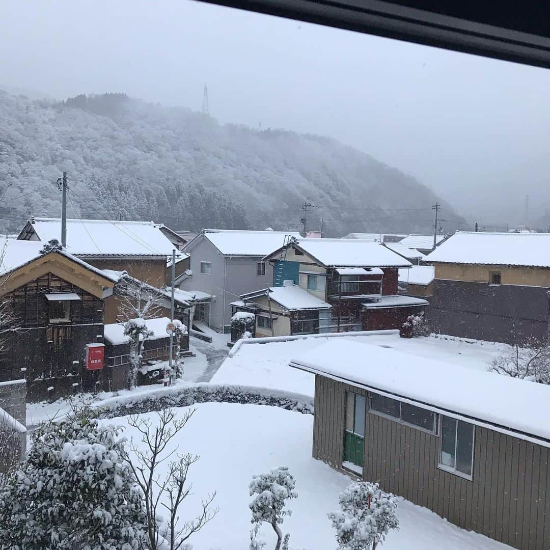 旅館 川端屋さんのインスタグラム写真 - (旅館 川端屋Instagram)「恵の雪☃️ 少し降りました！ 今シーズン初の雪かきかな😊 週末スキー旅行のご予約頂いているので、今週は安心かな？ お待ちしております✨✨ kawabataya.jp  #川端屋  #川端屋旅館  #今庄 #今庄宿  #今庄365スキー場  #jsa_imajyo  #イントラおかみの店」2月6日 7時16分 - ryokan_kawabataya