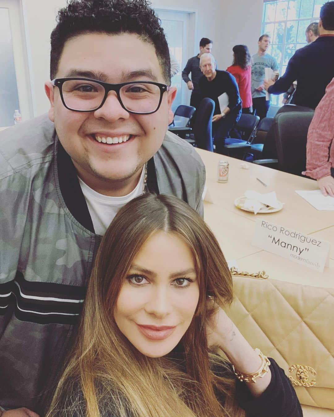 ソフィア・ベルガラさんのインスタグラム写真 - (ソフィア・ベルガラInstagram)「2nd to last Modern Family table read!!!😭😭😭」2月6日 7時17分 - sofiavergara