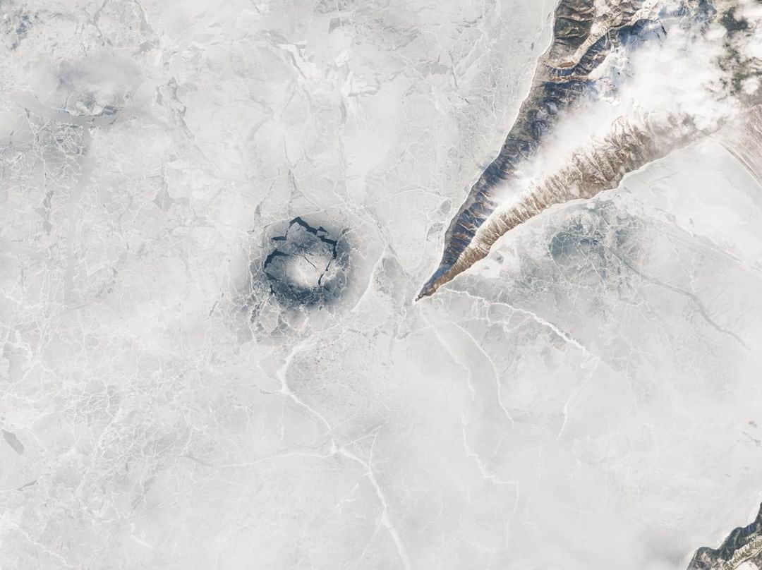 NASAさんのインスタグラム写真 - (NASAInstagram)「Put an ice ring on it 💍⁣ ⁣ For several decades, scientists and astronauts observing Lake Baikal have noticed giant rings in the spring ice on one of the world’s oldest and deepest lakes. ⁣ ⁣ While the rings have attracted speculation and a few conspiracy theories, decades of satellite data and field-based studies have shed light on why they form. Warm eddies of water circulate in a clockwise direction under the ice cover. The ice melts near the eddy boundary, but not at the eddy center where the currents are weak. The research team is still investigating what causes the eddies, but data suggests that they typically get going in autumn, before ice has covered the lake.⁣ ⁣ Image Credit: Lauren Dauphin, using Landsat data from the U.S. Geological Survey and MODIS data from NASA EOSDIS/LANCE and GIBS/Worldview.⁣ ⁣ #NASA #Earth #Ice」2月6日 7時13分 - nasa