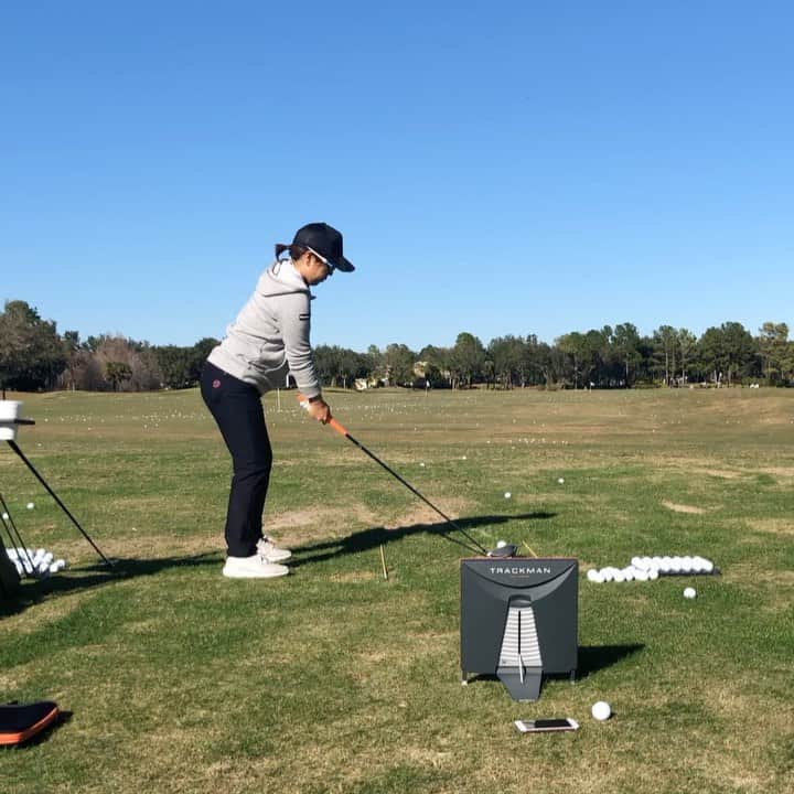 宮里美香のインスタグラム：「*** 🏌️‍♀️⛳️☝️ TrackManでデータを確認しながら、とにかく振る練習！！ . . #golf #drivershot #taylormade  #newclub #trackman #munsingwear  #ドライバーショット #スイング動画  #テーラーメイド #simドライバー  #トラックマン #フロリダ合宿 #いい感じに振れた」