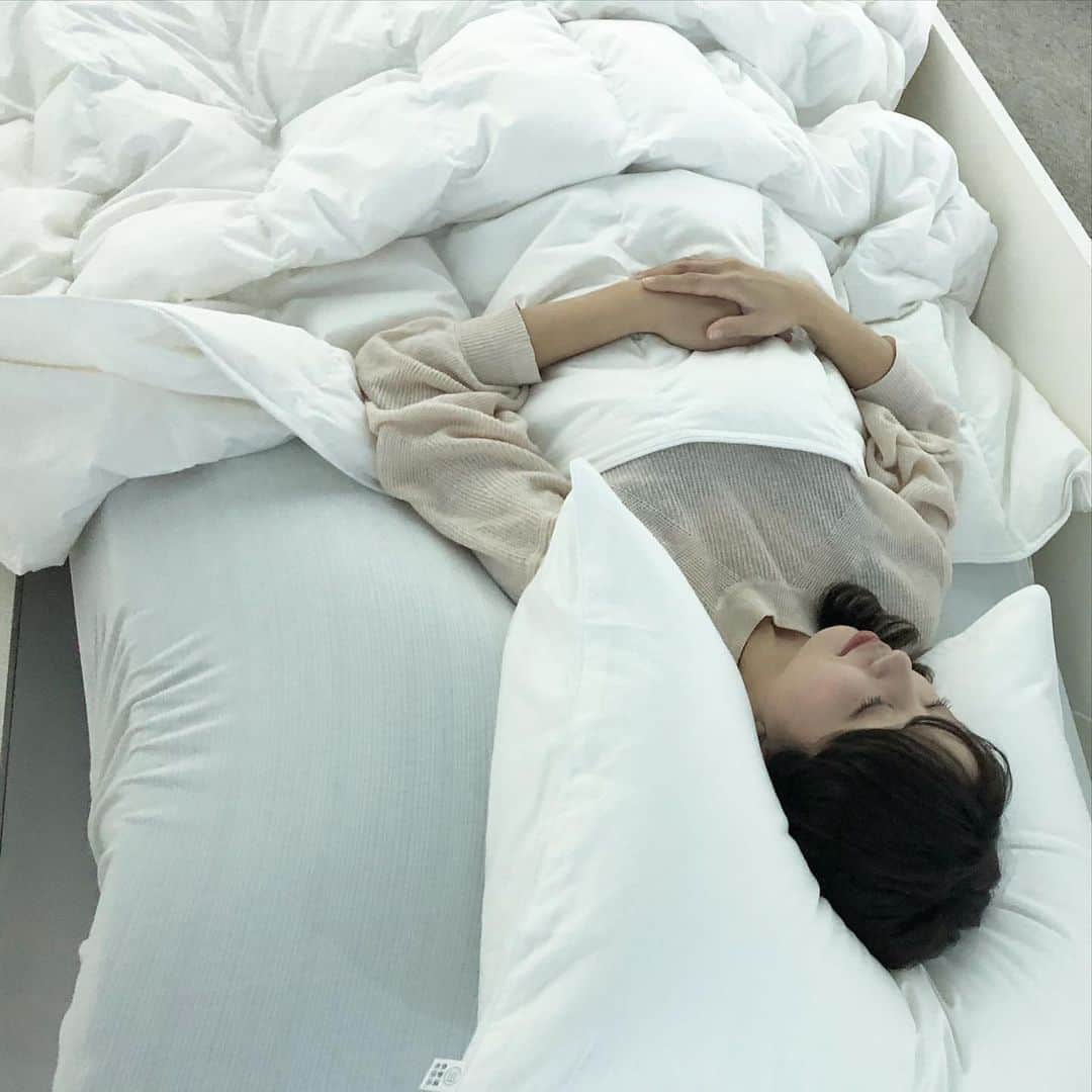 筧沙奈恵さんのインスタグラム写真 - (筧沙奈恵Instagram)「次世代の睡眠を体験してきました😴 ・ 新しく2月3日に発売されたNEWPEACE AI Motion Mattress(ニューピース エーアイモーションマットレス)は、AI・テクノロジーによる動きと温度コントロールで理想の睡眠を提供させてしてくれる、全く新しいマットレスです✨ ・ 実際に30分の睡眠体験をしたのですが、本当に無重力空間にいるみたい！おやすみモードでは、体がじんわり温かくなり、ふわーっと膨らんでからスーッと体の力が抜けていくような感覚😌短い時間の体験のはずなのに、本当にウトウト眠ってしまいました。 ・ 寝ている時の睡眠データは毎日蓄積していって、毎日のおやすみモードに生かされるそう！ ・ めざましモードでは目覚めやすくなるために体温を上げて、優しく動いて起こしてくれます✨ ・ 特に最近寒いし目覚めが悪いなーと感じるので、心地よい目覚めを促してくれるのは、本当に魅力的😍 ・ 本当に気持ち良くてリラックスできました❤️ ・ 人生の約3分の1を寝て過ごす私たちにとって、睡眠の質を上げることは毎日をより良く快適に過ごすために大切なこと。 ・ WEBサイトで申し込みをすれば誰でも睡眠体験が無料で可能です😌気になる方には、ぜひ一度体験していただきたいです✨ ・ NEWPEACEでの睡眠体験をSNS投稿すると素敵なお宿の宿泊体験ができるキャンペーンが実施中だそう！詳しくは「 NEWPEACE 動きで眠る キャンペーン 」で検索してみてくださいね🛏 ・ #NEWPEACE #銀座で雲海 #動きで眠る #bcginza #AIモーションマットレス #睡眠 #理想の睡眠 #美健康睡眠  #PR」2月6日 7時30分 - sanaekakei