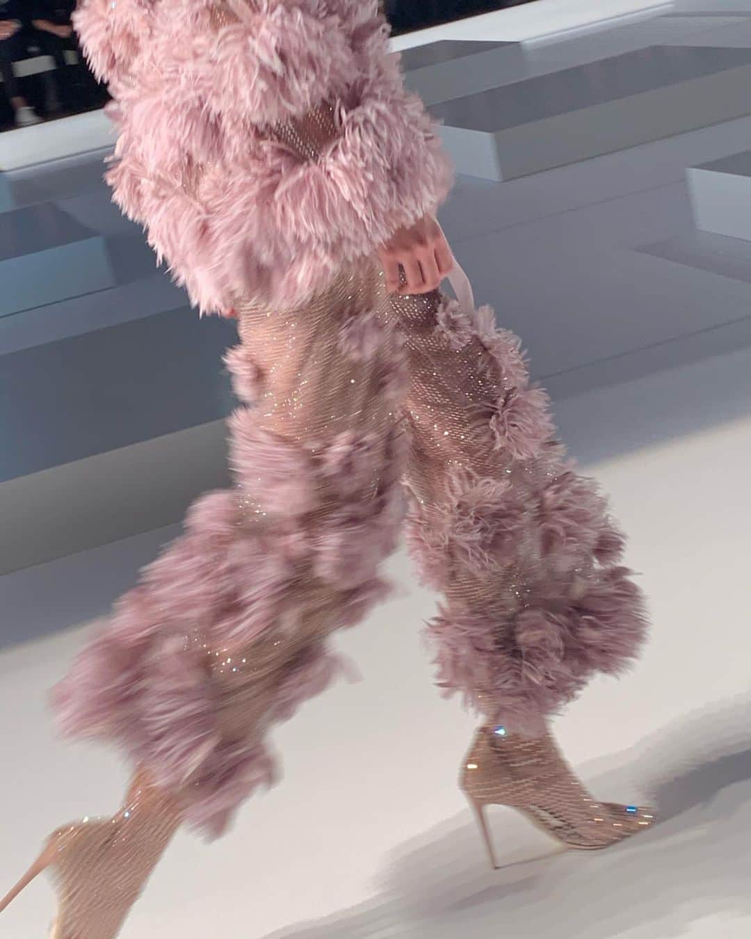 レオニー・ハンネさんのインスタグラム写真 - (レオニー・ハンネInstagram)「Spot the sparkling tights. 💕 Anzeige/Tags #couture #sparkles #pfw」2月6日 7時32分 - leoniehanne