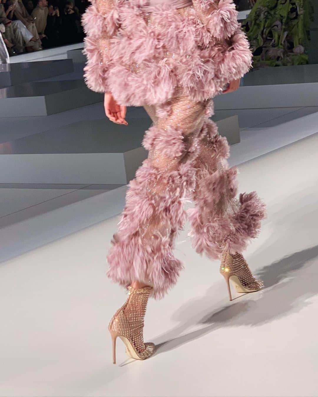 レオニー・ハンネさんのインスタグラム写真 - (レオニー・ハンネInstagram)「Spot the sparkling tights. 💕 Anzeige/Tags #couture #sparkles #pfw」2月6日 7時32分 - leoniehanne