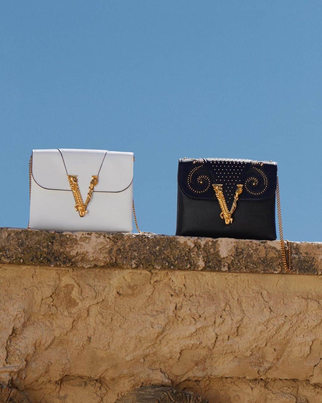 ジャンニヴェルサーチさんのインスタグラム写真 - (ジャンニヴェルサーチInstagram)「New #VersaceVirtus clutch bags are crafted from supple leather and are embellished with Western-inspired studwork in the #VersaceCruise20 Collection. Available now at the link in bio.」2月6日 7時42分 - versace
