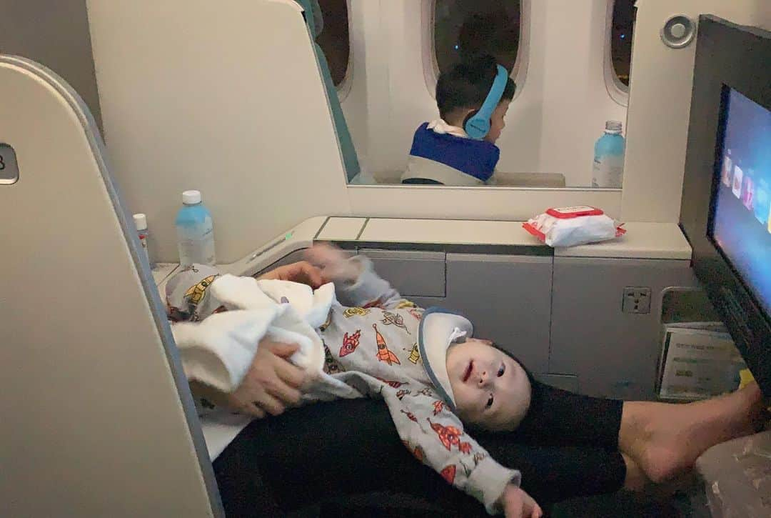 イ・ヒョニさんのインスタグラム写真 - (イ・ヒョニInstagram)「✈️🌴 하와이 보름 여행 출발부터 도착까지  거의 이사 수준🤣 출발전 출발 도착 도착후 3일동안은 정말 힘들어 죽는 줄 알았습니다...😱 그래도 함께하니 좋으네요🥰 잘해보자 2주간!!!👊🏻 #하와이 #hawaii #vacation #가족여행」2月6日 7時38分 - lee.hyunyi