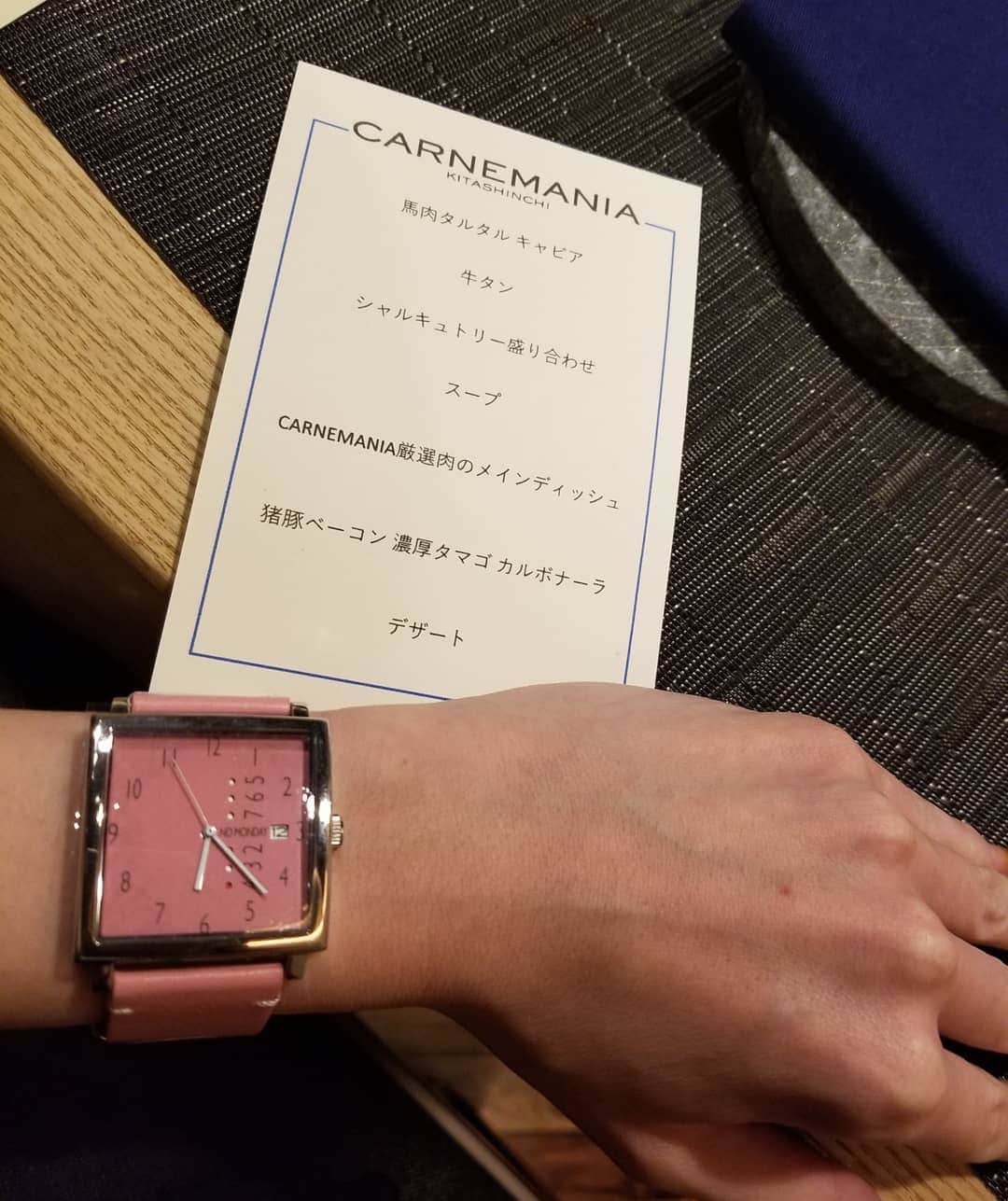 今堀恵理さんのインスタグラム写真 - (今堀恵理Instagram)「北新地にある肉料理専門店「CARNEMANIA」にグルメな女子4名で行って来ました コース仕立てになっており、メインのお肉料理は和牛・豚・鶏・羊からジビエまで様々な肉から自分の食べたい物を選んで調理法もセレクト出来ます  この日のコーデ 洋服　@gracecontinental_official  時計　@nomonday_jp 『eriim0124』クーポン 使用で10パーセントオフになります ピアス　@deardevilmini_official  #北新地グルメ　#肉料理　#カルネマニア　#carnemania #ジビエ　#gracecontinental #今堀恵理 #nomonday #ノーマンデー#腕時計 #時計 #手元倶楽部」2月6日 7時47分 - eriimahori