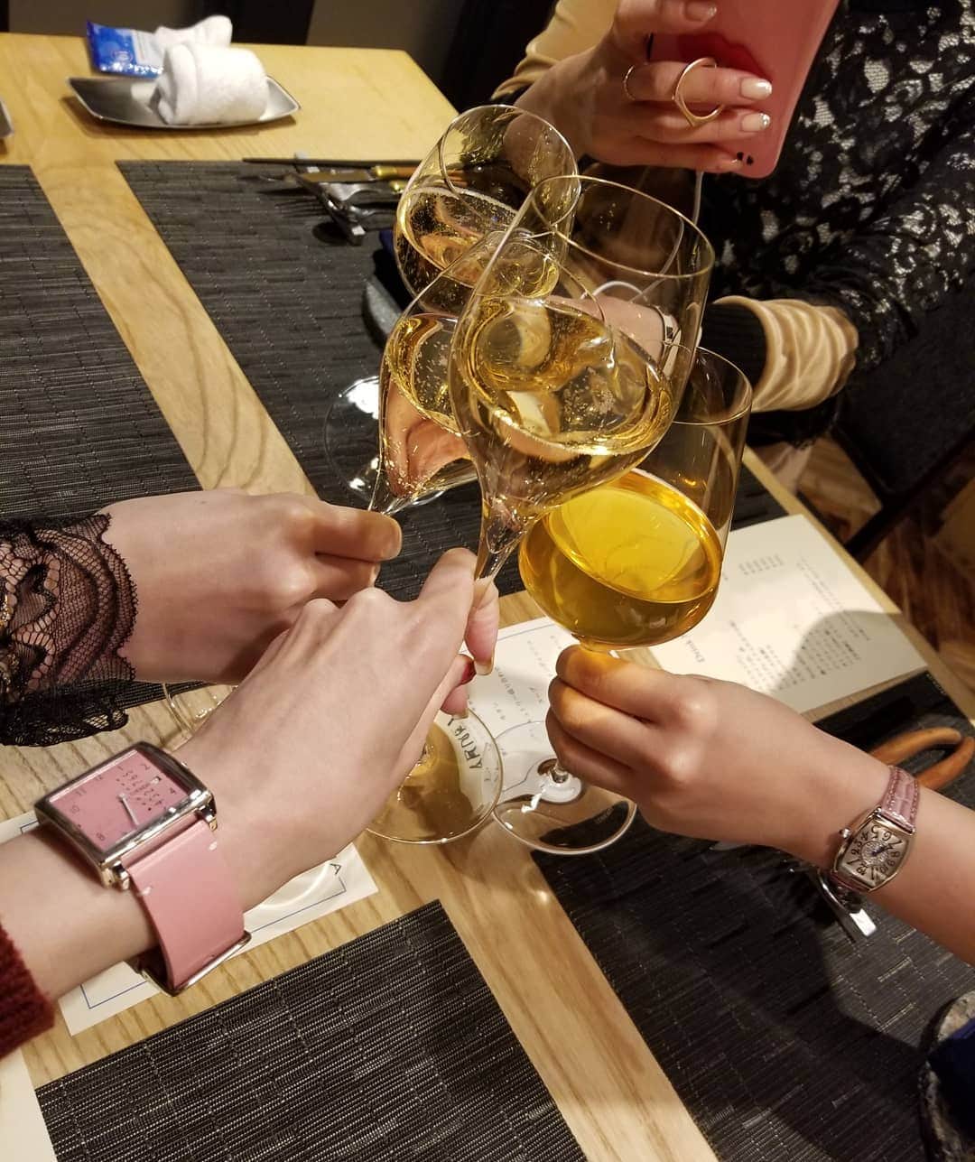 今堀恵理さんのインスタグラム写真 - (今堀恵理Instagram)「北新地にある肉料理専門店「CARNEMANIA」にグルメな女子4名で行って来ました コース仕立てになっており、メインのお肉料理は和牛・豚・鶏・羊からジビエまで様々な肉から自分の食べたい物を選んで調理法もセレクト出来ます  この日のコーデ 洋服　@gracecontinental_official  時計　@nomonday_jp 『eriim0124』クーポン 使用で10パーセントオフになります ピアス　@deardevilmini_official  #北新地グルメ　#肉料理　#カルネマニア　#carnemania #ジビエ　#gracecontinental #今堀恵理 #nomonday #ノーマンデー#腕時計 #時計 #手元倶楽部」2月6日 7時47分 - eriimahori