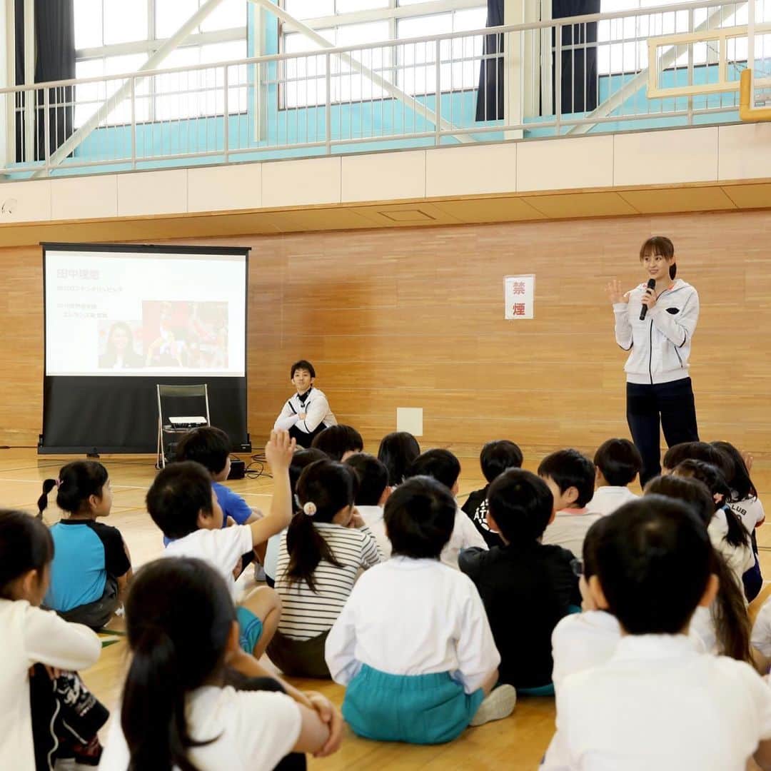 田中理恵さんのインスタグラム写真 - (田中理恵Instagram)「先日、和歌山県で田中3きょうだい体操教室を開催しました。 今回は紀の川市と岩出市での開催でたくさんの子どもたちが選ばれて来てくれました。 子供たちには、体操競技の魅力を体験してもらうことをテーマで。 ・チャレンジする楽しさ ・できなかった事ができるようになる楽しさ ・本物を見る楽しさ  この三つを目標に楽しんでもらいました。  一生懸命取り組む姿勢に感動しましたし、何より楽しそうに頑張ってくれたので嬉しかったです😊‼︎ #株式会社島精機製作所 #和歌山県体操協会 #和島興産株式会社 #株式会社エバグリーン廣岡 #和歌山スポーツ伝承館 #和歌山県教育委員会 #紀の川市教育委員会 #岩出市教育委員会  たくさんのサポートをいつもありがとうございます。 和歌山県の全市町村を回ることが目標なので次もお楽しみに☺️‼︎ 弟は試合が近いため練習を優先してもらったので今回は欠席でした。 ※写真の許可はいただいてます。」2月6日 7時49分 - riiiiiie611