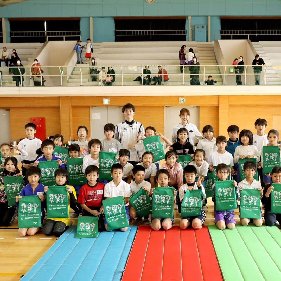 田中理恵さんのインスタグラム写真 - (田中理恵Instagram)「先日、和歌山県で田中3きょうだい体操教室を開催しました。 今回は紀の川市と岩出市での開催でたくさんの子どもたちが選ばれて来てくれました。 子供たちには、体操競技の魅力を体験してもらうことをテーマで。 ・チャレンジする楽しさ ・できなかった事ができるようになる楽しさ ・本物を見る楽しさ  この三つを目標に楽しんでもらいました。  一生懸命取り組む姿勢に感動しましたし、何より楽しそうに頑張ってくれたので嬉しかったです😊‼︎ #株式会社島精機製作所 #和歌山県体操協会 #和島興産株式会社 #株式会社エバグリーン廣岡 #和歌山スポーツ伝承館 #和歌山県教育委員会 #紀の川市教育委員会 #岩出市教育委員会  たくさんのサポートをいつもありがとうございます。 和歌山県の全市町村を回ることが目標なので次もお楽しみに☺️‼︎ 弟は試合が近いため練習を優先してもらったので今回は欠席でした。 ※写真の許可はいただいてます。」2月6日 7時49分 - riiiiiie611
