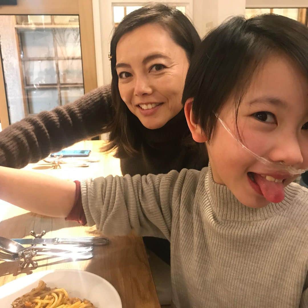 yukiさんのインスタグラム写真 - (yukiInstagram)「おはようございます。﻿ ﻿ 母になって数年は、﻿ 温かい食事なんか食べられる日がくるのか？﻿ ゆったりお喋りしながら、味わって﻿ 美味しくお食事することなんてできるのか？﻿ と、思っていましたが、﻿ 全国のお母さん、大丈夫！できますよー！﻿ ﻿ 娘とゆっくりカウンターでいただく﻿ めちゃくちゃ美味しくてオシャンティな日﻿  逗子 @ohanaya  #母は温かいご飯が食べられない﻿ #母はゆっくりご飯が食べられない﻿ #母と娘の時間  #大丈夫必ずその日がくるから #milka」2月6日 7時50分 - milkayuki
