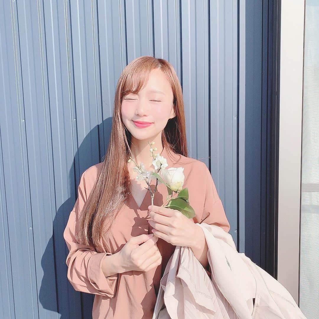 のインスタグラム：「お庭に咲いた椿と梅の花✨ 明日はすごく冷えるみたい、、」