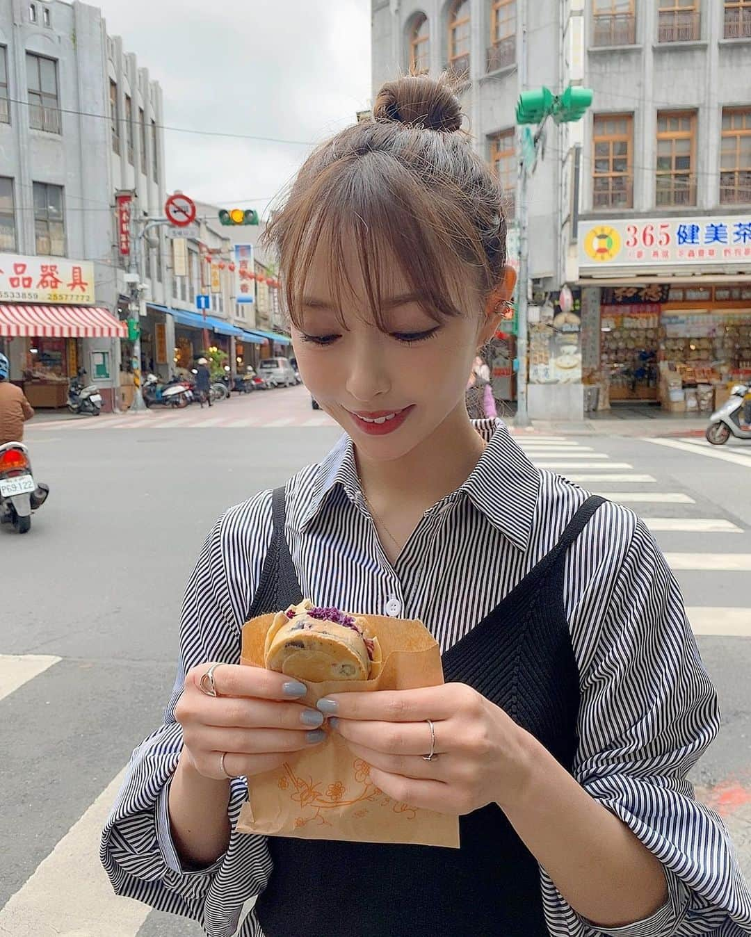 山内遥さんのインスタグラム写真 - (山内遥Instagram)「. .  台湾の朝はゆっくり〜〜☺️🇹🇼 ここは台北の迪化街(ディーホアジェ) 問屋街で少しディープだけど可愛いお茶屋があったり また違った雰囲気が楽しめる素敵な所だった🏮♡ . .  #台湾#台湾旅行#台北#台北旅行  #迪化街#ディーホアジェ#台北市  #taiwan#taiwantravel#taipei #oharu_trip」2月5日 22時54分 - haruka__yamauchi