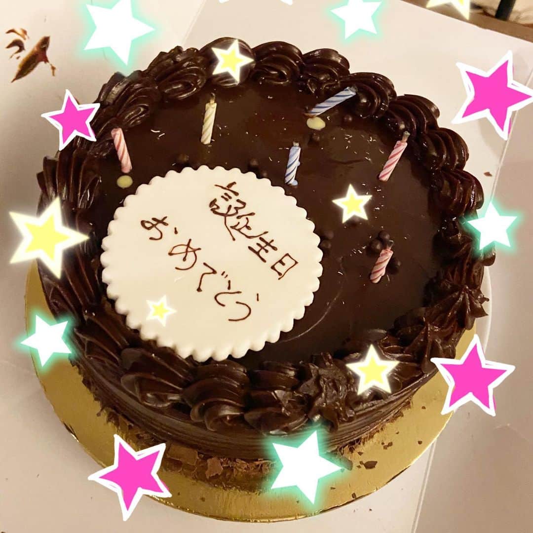 荒尾茉紀のインスタグラム：「今日はお世話になってる方のBirthday partyへ😊素敵なご自宅に招待していただき、美味しいご飯を沢山ご馳走になりました❗️ワーホリ、学生、結婚、駐在、自営、スポーツ留学などなど、人生には色んな選択肢があるんだなぁと教えてもらう毎日です。ご縁に感謝✨そして、一生懸命書いたであろう【誕生日おめでとう】の文字にキュンッ❤️ #おめでとうございます🎉 #sydney #birthdayparty #留学」