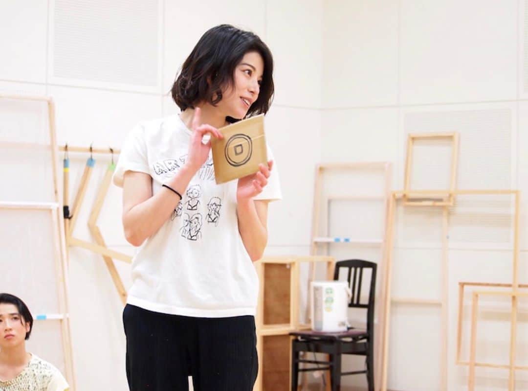 ほな・いこかのインスタグラム：「「#カノン 」お稽古風景。 不敵な笑み😏 3/6(金)19:00〜 追加公演決定しましたので是非遊びにきてね。  #ステージナタリー」