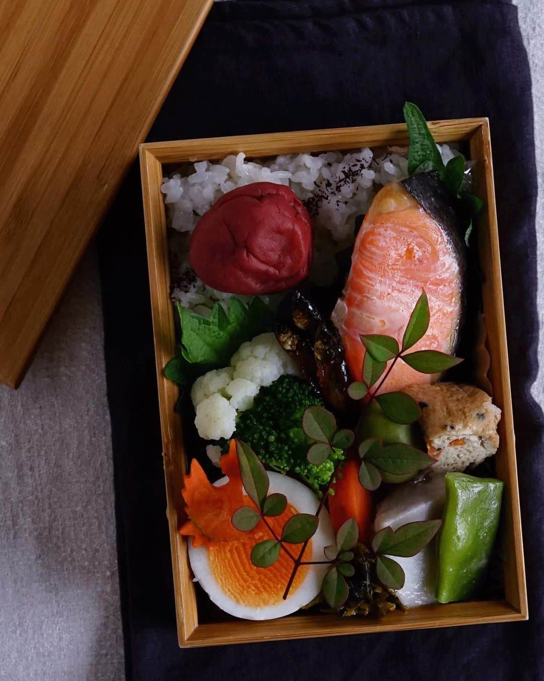 Ryoko Yunokiのインスタグラム：「+ + + Grilled salted salmon bento/焼き塩鮭弁当 . *rice and umeboshi *grilled salted salmon *dashi-simmered ganmo, taro root, carrot and green beans *steamed broccoli and cauliflower *hard-boiled egg . ＊ご飯と梅干し ＊焼き塩鮭 ＊がんもと野菜（里芋、人参、隠元）の出汁煮 ＊蒸しブロッコリーとカリフラワー ＊ゆで卵 + + + #bento #お弁当 #丸の内弁当 #f52grams #公長齋小菅」