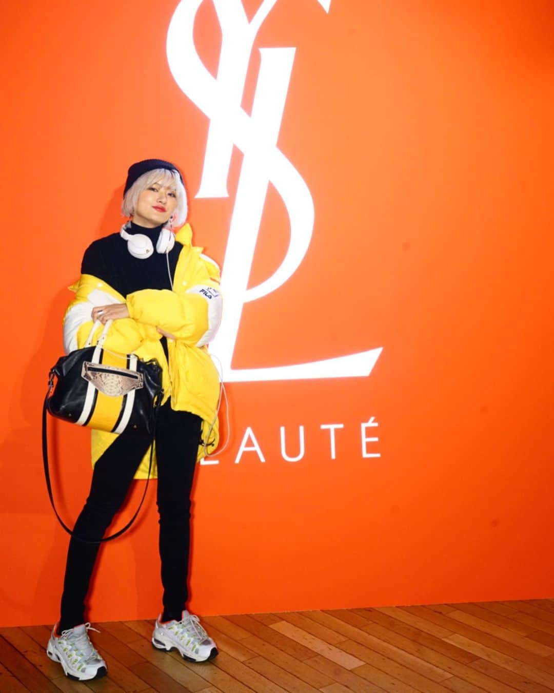 のインスタグラム：「rouge volupte のシリーズいつも大人気で即完だから発売前にgetできて嬉しい😍😍‼️ 今回はラメ強めなglam rockな感じの#Rock'n shineでツヤとshinyな仕上がり😍💕💫 ルージュボリュプテはやっぱりこのツヤとぷりっと感が群を抜いて素晴らしいよね😍‼️💫 スターのように輝くリップは#grammys awardのレッドカーペットか先日のスーパーボウルの #jlo のハーフタイムショーくらいキラキラ🤩🤩‼️w 今日DJの現場だから早速使ってみようかな😍💕」