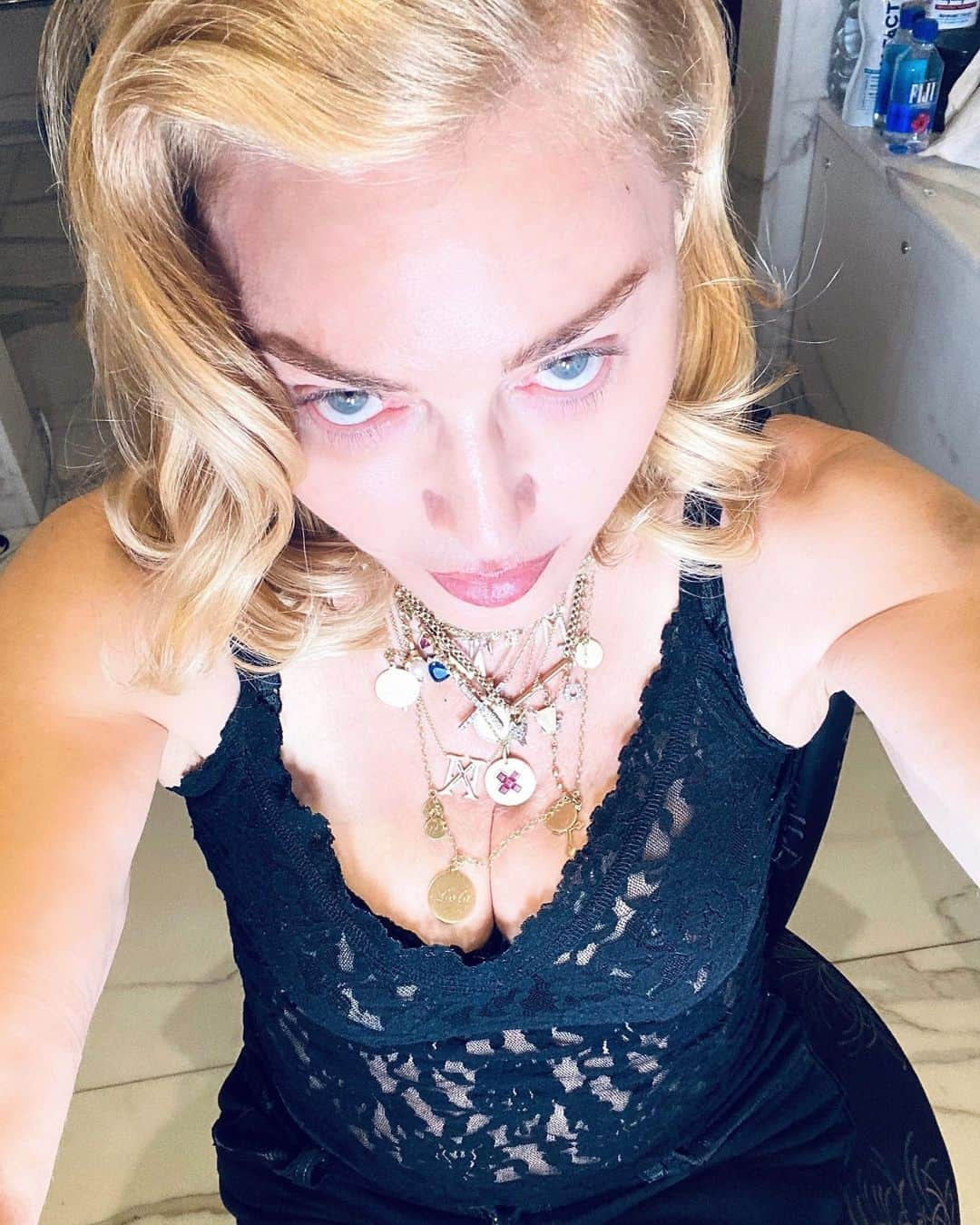 マドンナさんのインスタグラム写真 - (マドンナInstagram)「Remembering when I actually Had free time to take a selfie............😂 #madamex」2月5日 23時15分 - madonna