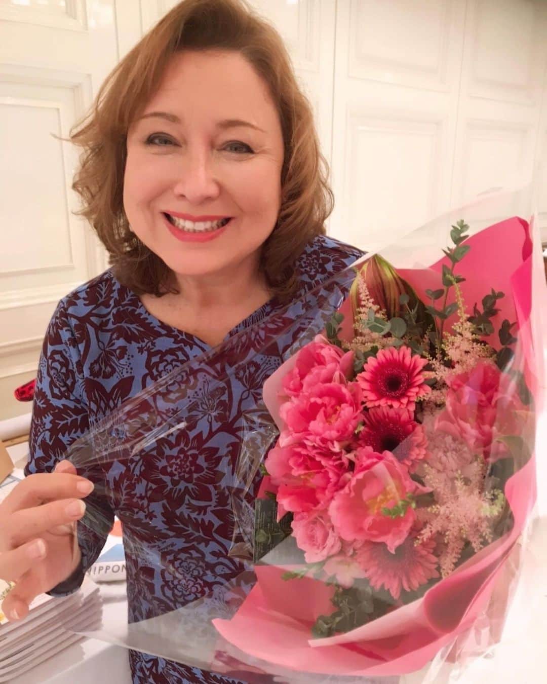 キャシー中島さんのインスタグラム写真 - (キャシー中島Instagram)「*﻿ あと1時間足らずで68歳になります。﻿ 神戸で1人きりで誕生日を迎えます。﻿ ﻿ 昼間には生徒さんから美しいお花💐をいただきました。﻿ ありがとう😘😊﻿ ﻿ 67歳最後の私、記念に撮りました。﻿ ﻿ 夕食はスタッフとラ・スウィート神戸のステーキハウスでいただきました。﻿ 美味しい食事でした🍽﻿ ﻿ 思いがけずホテルのスタッフの方からお花をいただきました。﻿ ここはホスピタリティが最高です！﻿ ありがとうございました。﻿ ﻿ 毎年誕生日の直前に思います。﻿ わたしの母はどんな思いでわたしを産んでくれたのでしょう。﻿ そんな話をゆっくり聞く前に母は54歳で亡くなりました。﻿ 私が勝野と結婚した2ヶ月後の事です。﻿ もっといっぱいいろんな事聴きたかったな…﻿ ﻿ お母さん、私を生んでくれてありがとう‼️﻿ 明日からは68歳の元気なキャシーマムになります🙋‍♀️🙋‍♀️﻿ ﻿ #キャシー 中島﻿ #キャシーマム﻿ #kathynakajima#kathymom﻿ #birthday#68th#誕生日#バースデー﻿ #68歳#元気#まだまだ﻿ #68歳もよろしくお願いします﻿ ﻿」2月5日 23時25分 - official_kathynakajima