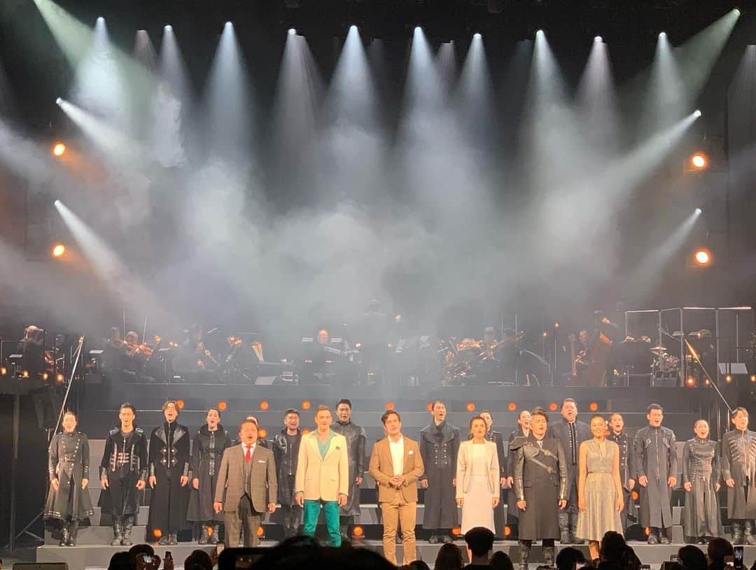 のインスタグラム：「大阪公演から始まったミュージカル『CHESS』。﻿ 東京国際フォーラムでのOpening Nightに行ってきました‼️✨﻿ ﻿ サンセット大通りの稽古休みがうまく被るのがこの初日しかなくて💦﻿ 行けて本当に良かった‼️﻿ ﻿ ﻿ ラミン・カリムルー﻿ サマンサ・バークス﻿ ルーク・ウォルシュ﻿ の圧倒的な音圧に、﻿ シュガーこと佐藤隆紀率いる日本ミュージカル勢がどこまで見せるか‼️﻿ ……というチャレンジと気合いの入り方が凄かった。﻿ ﻿ 全編英語の壁はこれでなくなったから、ハードルがかなり上がりますね。﻿ これからが楽しみだ‼️﻿ ﻿ ﻿ これを日本で観ることができて感動でした。﻿ 正直、羨ましいっす(⁎⁍̴̆Ɛ⁍̴̆⁎)✨﻿ ﻿ 写真は元基くんのコンサートぶりのシュガーと💕﻿ 偶然にも、今日はシュガーのBirthdayです🎂✨﻿ ﻿ ﻿ #chess #chessthemusical﻿ #東京国際フォーラム﻿ #佐藤隆紀 #シュガー﻿ #ayahirano #平野綾」