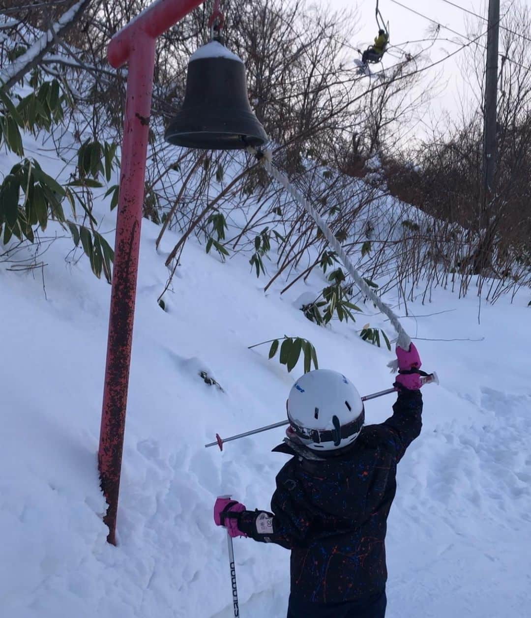 伊藤みきさんのインスタグラム写真 - (伊藤みきInstagram)「とっても楽しいスキーだった。 チャレンジする姿勢を見れて、上達するのを見れて、私は胸がいっぱいだ。 なによりもリフトが楽しいなぁ。スキーって、リフトの時間が好きかも。  鐘も鳴らせて良かった(^^) #結局楽しかったよって事 #備忘録」2月5日 23時38分 - itomikiitos