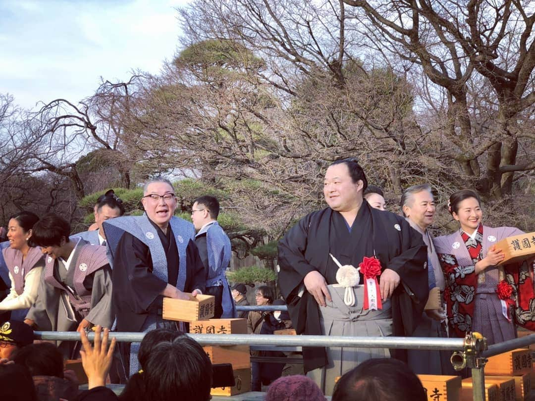 岩下尚史さんのインスタグラム写真 - (岩下尚史Instagram)「今年も、護国寺の節分会追儺式に招かれ、チコちゃんを誘って、厄払いの幸せに與りました。  豆打ちのお役を御一緒した、遠州流の御家元、奥様、御嬢様。  同じく、時津風部屋の正代関、豊山関、豊ノ島関も揃い踏みの、めでたき立春を迎えることが出来ました。  私も、チコちゃんも来年は還暦‼️ 何とか乗り越えましょうね🍀  #護国寺  #節分  #黒田知永子  #岩下尚史」2月5日 23時51分 - iwashita_hisafumi