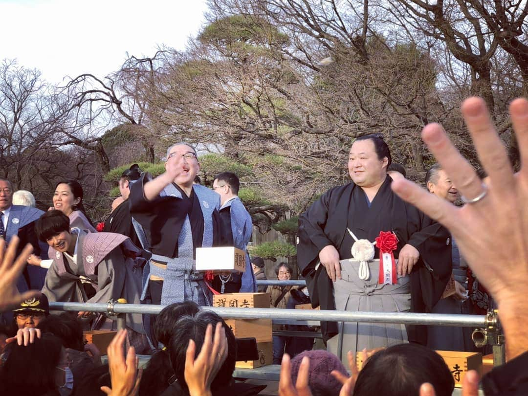 岩下尚史さんのインスタグラム写真 - (岩下尚史Instagram)「今年も、護国寺の節分会追儺式に招かれ、チコちゃんを誘って、厄払いの幸せに與りました。  豆打ちのお役を御一緒した、遠州流の御家元、奥様、御嬢様。  同じく、時津風部屋の正代関、豊山関、豊ノ島関も揃い踏みの、めでたき立春を迎えることが出来ました。  私も、チコちゃんも来年は還暦‼️ 何とか乗り越えましょうね🍀  #護国寺  #節分  #黒田知永子  #岩下尚史」2月5日 23時51分 - iwashita_hisafumi