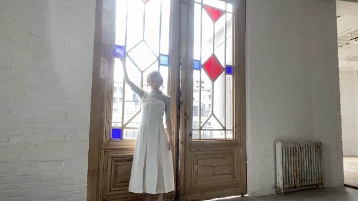 平木愛美のインスタグラム：「@tocco_closet ⚪️ きのうはスタジオでお撮影でした。 そして本日はロケ！お天気よくて幸せだったなー！🕊 . 私、日々の撮影の現場をともに頑張ってくださる、ブランドさんがた、それぞれのチームの皆さんのことがほんとうに大切で、好きです。  と、ふと思う日々日々。☺︎🤍 . モデルという仕事は、呼んでくださるかたがあってのお仕事で。そして一番の大きな存在はやはり、みてくださる皆さんがいてなので。  私ひとりでは何もできず、感謝だらけのお仕事なのです。  可愛い洋服が溢れるこの世界ですが、やっぱり可愛いので、私の微々たる力でも、皆んなにその可愛いものを、お伝えしたい。♡ . さて！！！撮影おわって！展示会💕からのインスタライブ…急いで配信するスタジオへ向かい、、今夜は自宅からじゃないですが観てくださりましたか？🌜 ご視聴ありがとうございました♡  まだ動画のこしてあるのでぜひに観てみてください🧡」