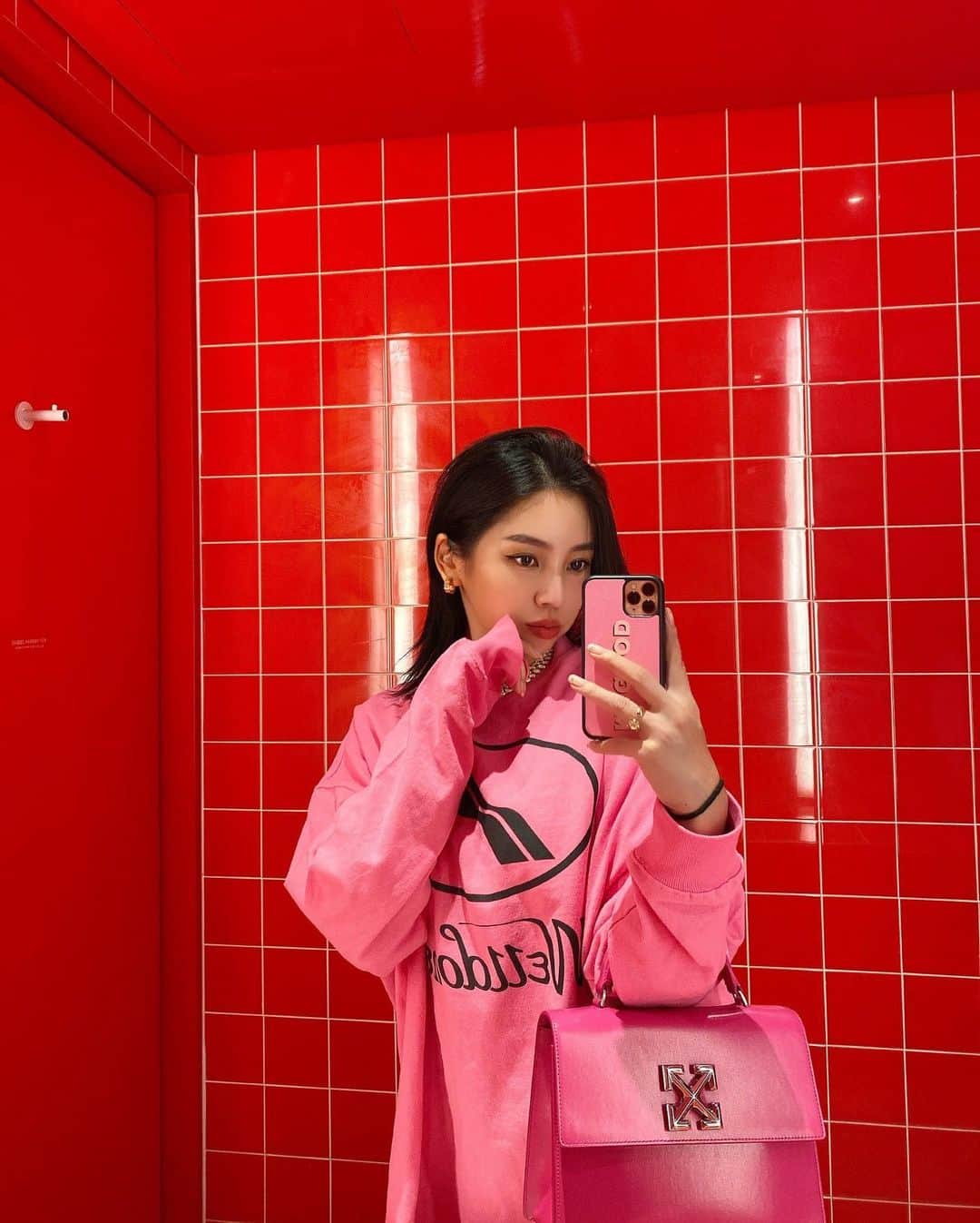 megbabyのインスタグラム：「あしたの17時ドキドキする🥺 はやくはやく使ってほしい😩みんなが喜ぶ姿はやくみたいよ😤❤️ ・ スパイフェイスラインマスクいち早く体験してほしい🥶✨ これはもう自信ありすぎて🤦🏻‍♀️ これは寝れないかもだ🤦🏻‍♀️🤦🏻‍♀️🤦🏻‍♀️」