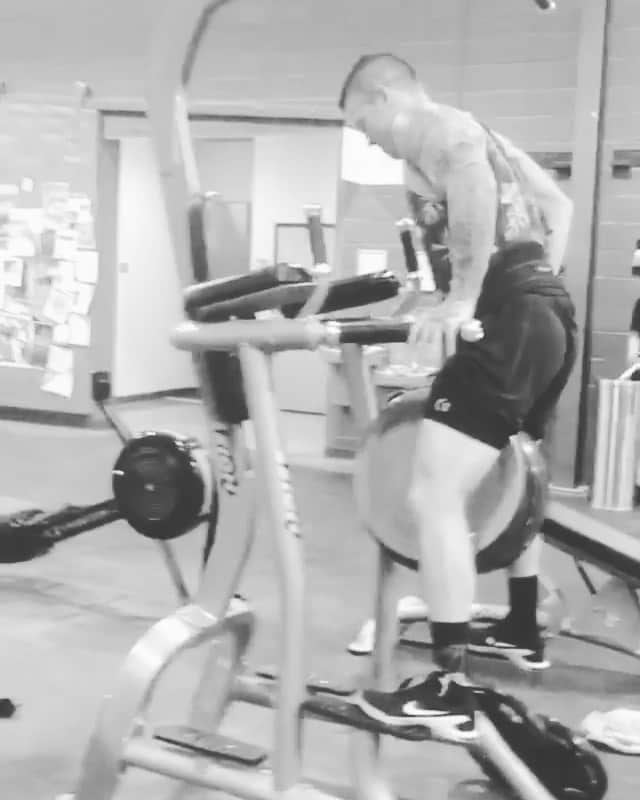 ザッキー・ヴェンジェンスのインスタグラム：「So stoked to lift with @rachaelinthesky and have each of us find new pr’s on dips🤙🏻 #fitness #dips #weighteddips #tattoos #womanwholift #baltimore #alltimelow」