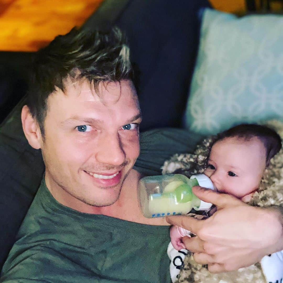 ニック・カーターさんのインスタグラム写真 - (ニック・カーターInstagram)「Selfies and bottles. This is my life lol 😂 #newborn #babies #baby #newbornbaby #4monthsold #daddysgirl #girldad #parenthood #fatherhood #happy」2月6日 0時03分 - nickcarter