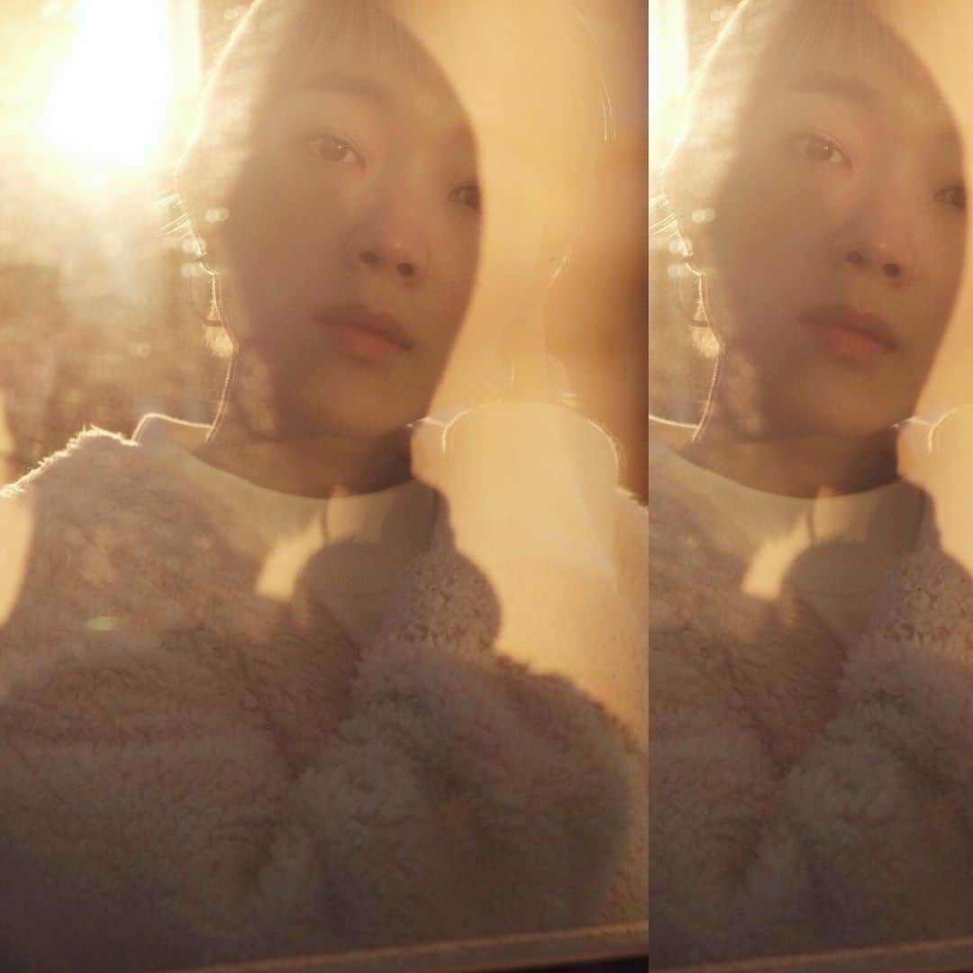 佐藤史果のインスタグラム：「寒い季節の夕陽って格別に綺麗。🧡 Today's sunset was so beautiful.✨ #portrait #shooting #artist #singer #uniqlo 🥼 @uniqlo 👂🏻 @printemps_ymst」