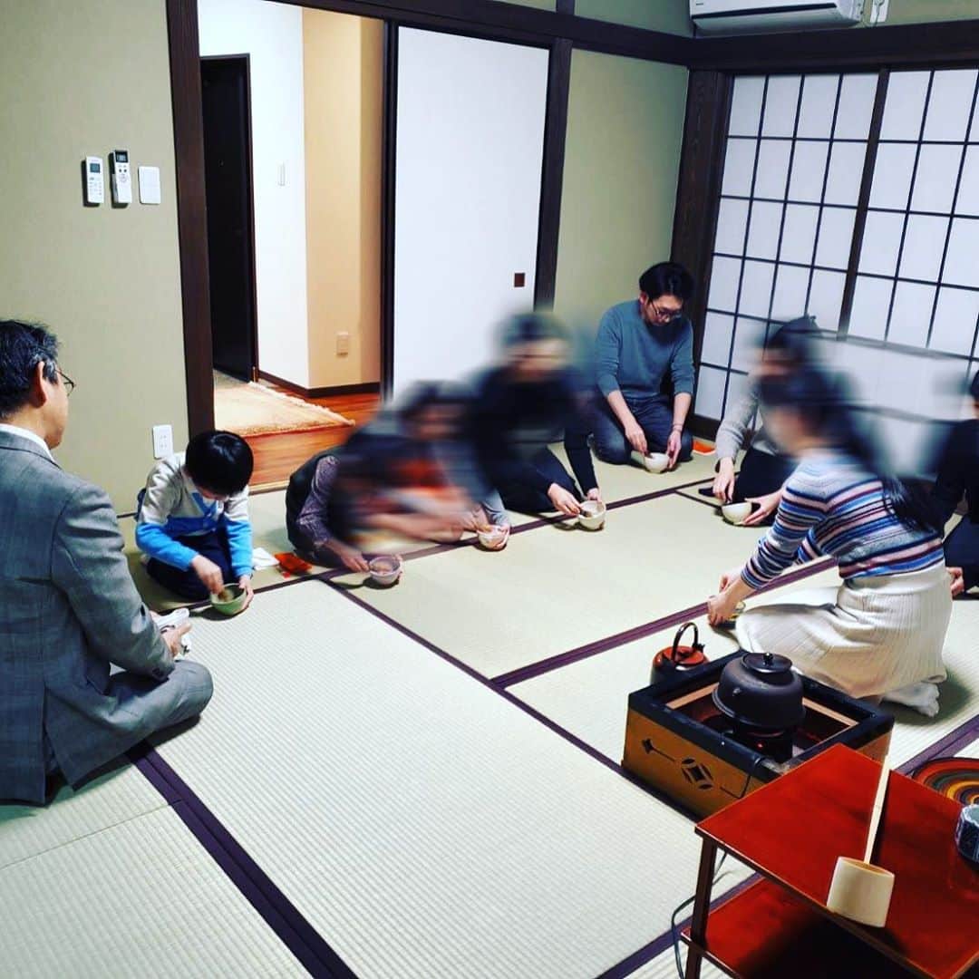 坂東亀三郎さんのインスタグラム写真 - (坂東亀三郎Instagram)「倅のお茶の稽古に付き添い。﻿ ﻿ 恥ずかしながら﻿ 人生初のお茶のお稽古…、 四十三の手習いっす💦💦💦﻿ ﻿ ‪日本舞踊のお稽古、鳴り物のお稽古、そろばん塾、そしてお茶のお稽古と今時の小学生とは違う忙しさの倅マン。‬﻿ ﻿ ‪休み月なので付き添いしたり時間を多く共有すると成長をグッと感じます。‬﻿ ﻿ ﻿ ‪長唄やお習字も始めて欲しいし…、﻿ でも宿題に見向きもせず公園でも遊ぶヤンチャ小僧もいて欲しい。 ﻿ ﻿ ﻿ 期待はデカい！‬﻿ ﻿ ﻿ #亀茶ぶ郎﻿ #茶道 #歌舞伎 #音羽屋 #歌舞伎役者﻿ #亀三郎 #坂東亀三郎 #六代目﻿ #彦三郎 #坂東彦三郎 #九代目﻿ #歌舞伎部 #otowayabando﻿ #親バカ部 #倅マン #えみふる﻿ #歌舞伎大好き #KABUKI﻿ #無断転載禁止﻿ コメントはお気軽に📝﻿ 無申請のrepost…、なんだかねぇ。﻿ ﻿ ﻿ ﻿ ﻿」2月6日 0時17分 - otowayabando