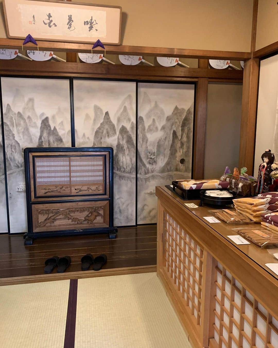 荒生暁子さんのインスタグラム写真 - (荒生暁子Instagram)「京都の山肌 泉涌寺(せんにゅうじ)近く 竹やぶと谷を渡って 知る人ぞ知るお蕎麦屋さんへ。 ひと味違う京都の自然の息遣い お蕎麦も絶品👍  そのあと琵琶湖疎水を目指して 南禅寺へ。 琵琶湖から京都へ流れる 水の通路はまるで汽車の線路みたい。 この謎の水路は 季節限定遊覧船があるらしい。 #京都#京都グルメ #京都観光 #京都旅行 #京都ランチ #京都巡り#一目惚れの宝物」2月6日 0時17分 - akikoarao0904