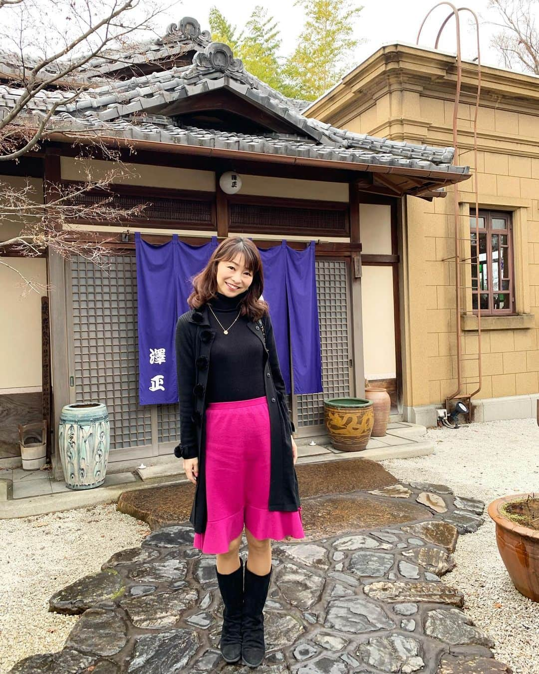 荒生暁子さんのインスタグラム写真 - (荒生暁子Instagram)「京都の山肌 泉涌寺(せんにゅうじ)近く 竹やぶと谷を渡って 知る人ぞ知るお蕎麦屋さんへ。 ひと味違う京都の自然の息遣い お蕎麦も絶品👍  そのあと琵琶湖疎水を目指して 南禅寺へ。 琵琶湖から京都へ流れる 水の通路はまるで汽車の線路みたい。 この謎の水路は 季節限定遊覧船があるらしい。 #京都#京都グルメ #京都観光 #京都旅行 #京都ランチ #京都巡り#一目惚れの宝物」2月6日 0時17分 - akikoarao0904