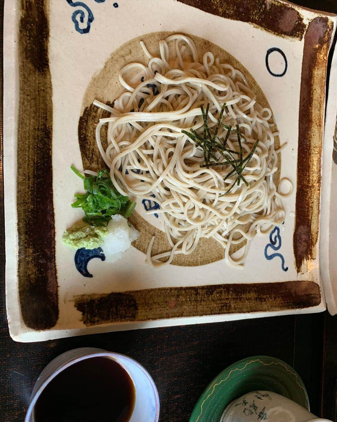 荒生暁子さんのインスタグラム写真 - (荒生暁子Instagram)「京都の山肌 泉涌寺(せんにゅうじ)近く 竹やぶと谷を渡って 知る人ぞ知るお蕎麦屋さんへ。 ひと味違う京都の自然の息遣い お蕎麦も絶品👍  そのあと琵琶湖疎水を目指して 南禅寺へ。 琵琶湖から京都へ流れる 水の通路はまるで汽車の線路みたい。 この謎の水路は 季節限定遊覧船があるらしい。 #京都#京都グルメ #京都観光 #京都旅行 #京都ランチ #京都巡り#一目惚れの宝物」2月6日 0時17分 - akikoarao0904