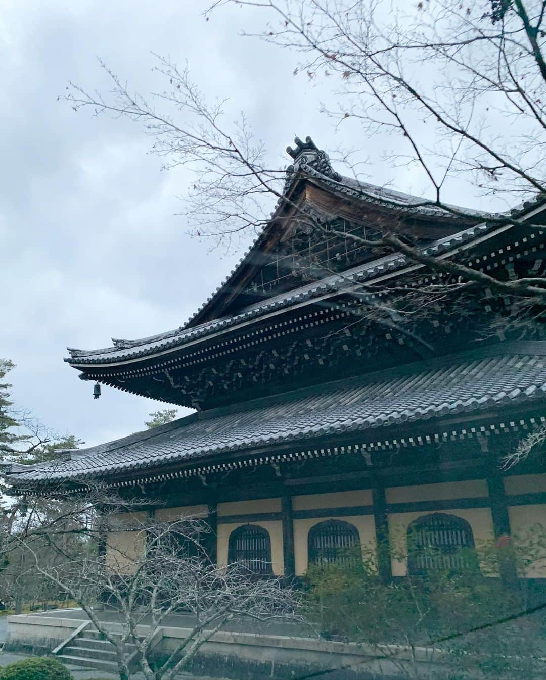 荒生暁子さんのインスタグラム写真 - (荒生暁子Instagram)「京都の山肌 泉涌寺(せんにゅうじ)近く 竹やぶと谷を渡って 知る人ぞ知るお蕎麦屋さんへ。 ひと味違う京都の自然の息遣い お蕎麦も絶品👍  そのあと琵琶湖疎水を目指して 南禅寺へ。 琵琶湖から京都へ流れる 水の通路はまるで汽車の線路みたい。 この謎の水路は 季節限定遊覧船があるらしい。 #京都#京都グルメ #京都観光 #京都旅行 #京都ランチ #京都巡り#一目惚れの宝物」2月6日 0時17分 - akikoarao0904