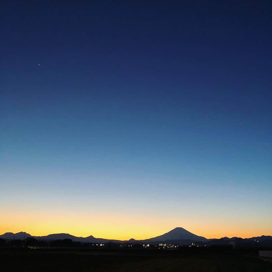石野千尋のインスタグラム：「Magic hour and Mt. Fuji ★🏔 . 今日の夕陽、美しく儚かった。 子育てと家事とお仕事をしていると1日が一瞬で過ぎていくけど、こういう瞬間も楽しめるような余裕が持てるようになりたいなぁ。 いつの間にか2020年!! 写真は毎日たくさん撮っているものの、なかなか投稿出来ず😂マイペースに頑張ります！ . 星まで写っちゃうのね、iPhoneさん👀★. . #goodnight #sunset #magichour #photographer」