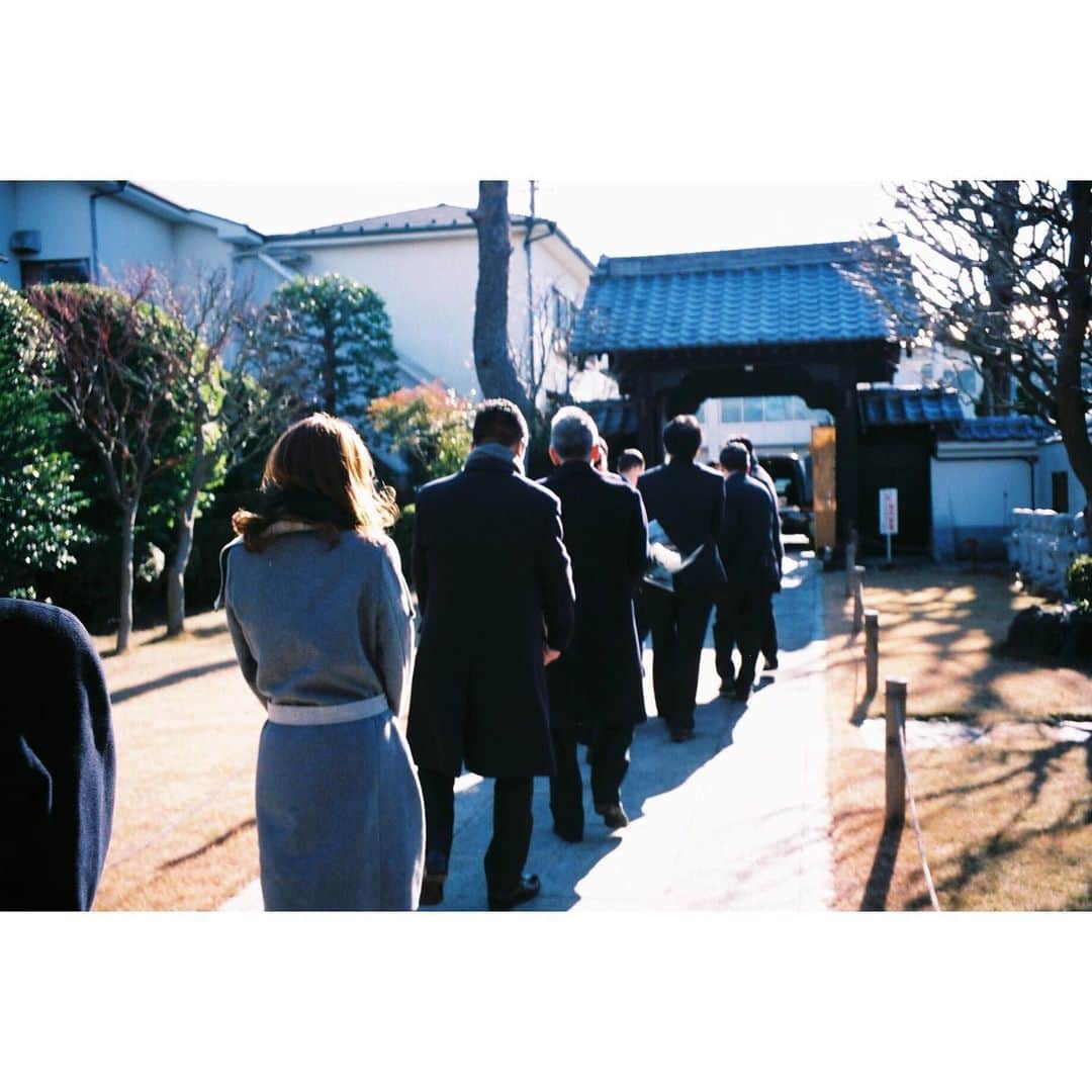 のインスタグラム：「さよならをした この大切な日をfilmで撮影して 一冊の本にしました。 いつでも側にいてくれる感じ。 お婆ちゃん 時々、夢で会おうね！ 会いに来てね😏 #film」