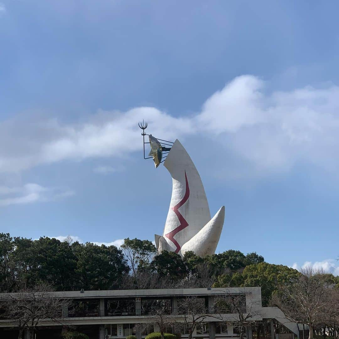 田村裕さんのインスタグラム写真 - (田村裕Instagram)「ご報告。  吹田の、北摂のシンボル「太陽の塔」さんがそっち向いてはったので、私もそっち向いときました。  そしてエキスポ70パビリオンへ取材で潜入！  よしもとのネット記事の取材かなぁと軽い気持ちで行ったらまさかの5社さんも取材に来てくれてはる。 ●ラフ＆ピースニュースマガジン ●icoico ●ウォーカー＋ ●Lmaga.jp ●サンケイリビング  緊張しながらも過去の万博の凄さを改めて感じることができた。  今も衰えないその魅力や先進性に驚きを感じながら、最終的に岡本太郎先生のパワーに圧倒されて、緊張感なんて一瞬って吹っ飛んでました。  エキスポ70パビリオンマジで楽しいのでぜひ皆さん足を運んでみてください。 過去の万博の魅力を再確認して、2025に備えましょう！！ #麒麟田村 #万博記念公演 #エキスポ70パビリオン #太陽の塔 #岡本太郎 #大阪万博 #お土産に非売品の信楽焼の太陽の顔と当時のペナント」2月6日 0時42分 - hiroshi9393