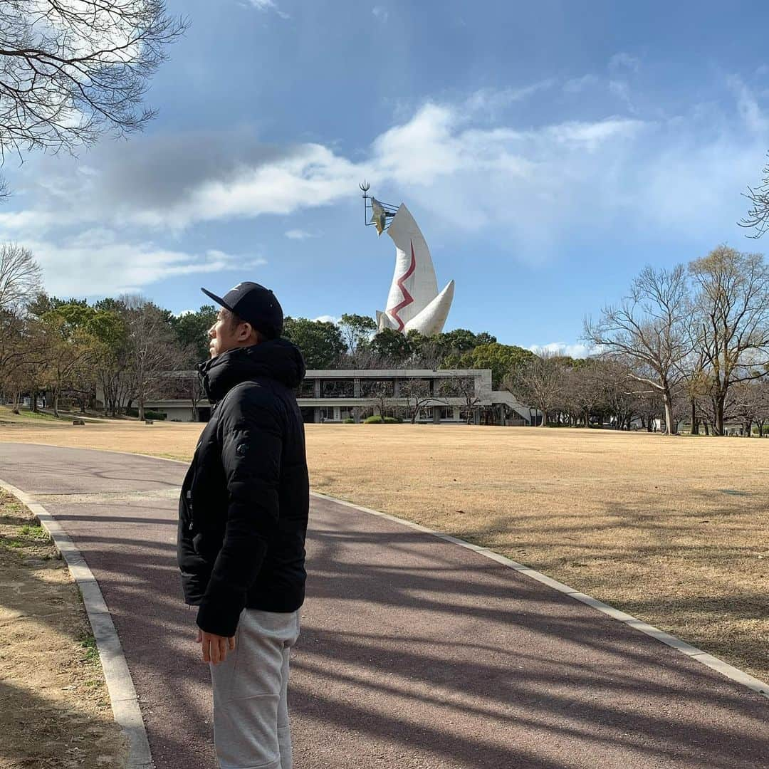 田村裕さんのインスタグラム写真 - (田村裕Instagram)「ご報告。  吹田の、北摂のシンボル「太陽の塔」さんがそっち向いてはったので、私もそっち向いときました。  そしてエキスポ70パビリオンへ取材で潜入！  よしもとのネット記事の取材かなぁと軽い気持ちで行ったらまさかの5社さんも取材に来てくれてはる。 ●ラフ＆ピースニュースマガジン ●icoico ●ウォーカー＋ ●Lmaga.jp ●サンケイリビング  緊張しながらも過去の万博の凄さを改めて感じることができた。  今も衰えないその魅力や先進性に驚きを感じながら、最終的に岡本太郎先生のパワーに圧倒されて、緊張感なんて一瞬って吹っ飛んでました。  エキスポ70パビリオンマジで楽しいのでぜひ皆さん足を運んでみてください。 過去の万博の魅力を再確認して、2025に備えましょう！！ #麒麟田村 #万博記念公演 #エキスポ70パビリオン #太陽の塔 #岡本太郎 #大阪万博 #お土産に非売品の信楽焼の太陽の顔と当時のペナント」2月6日 0時42分 - hiroshi9393