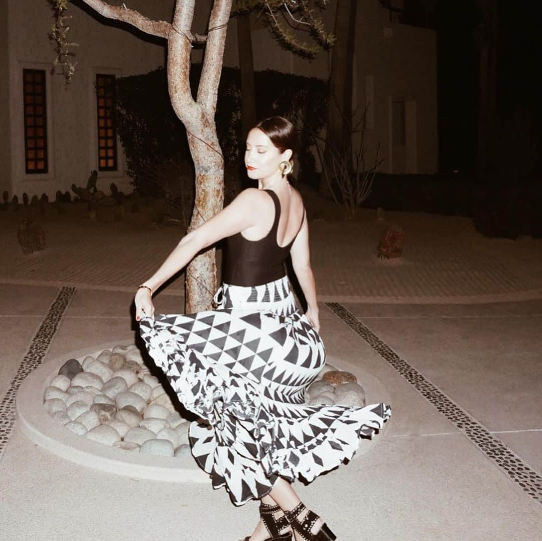 アシュレイ・ティスデイルさんのインスタグラム写真 - (アシュレイ・ティスデイルInstagram)「Couldn’t stop dancing after visiting @laboticaspeakeasy 💃🏼 pose credit: @vanessahudgens 😂」2月6日 0時51分 - ashleytisdale