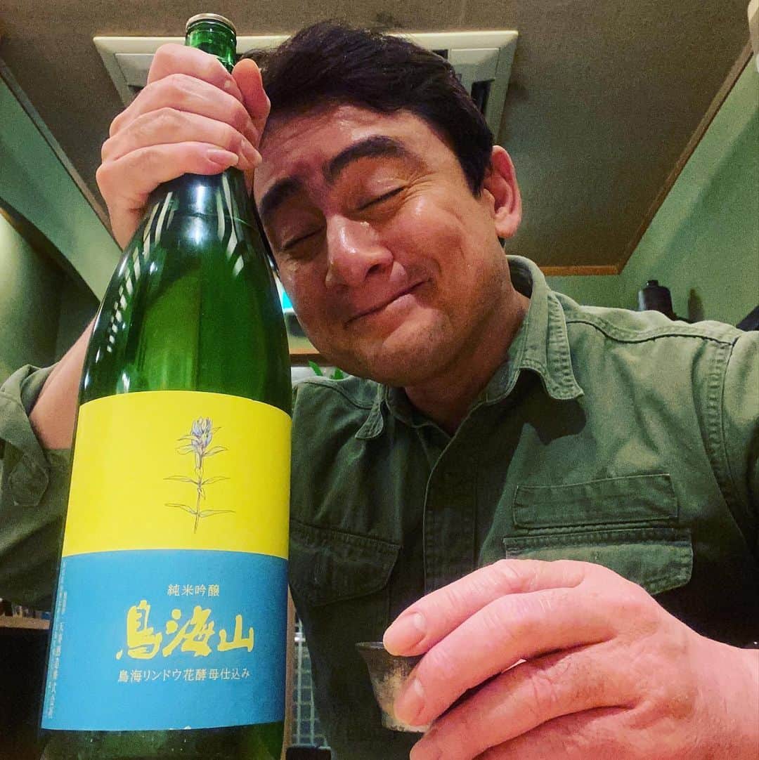 野口健さんのインスタグラム写真 - (野口健Instagram)「先日、自宅近くの行きつけのお寿司屋のまなぶさんにて日本酒の鳥海山を飲みました！！！とくに黄色と水色のラベルのは北海道の１店舗でしか扱っていないとか。激レアものです。心の奥底から旨い！と大感激。天寿酒造さんの日本酒は僕にとって一番！！！またいつかこのスペシャル鳥海山を飲めるようになれるまで、日々を頑張らないとね！！！鳥海山には登った事はないけれど、その分、だいぶ飲んでいる！！！幸せなひと時です(^^) #天寿酒造 #鳥海山#日本酒#秋田日本酒 #野口健」2月6日 0時51分 - noguchiken8848